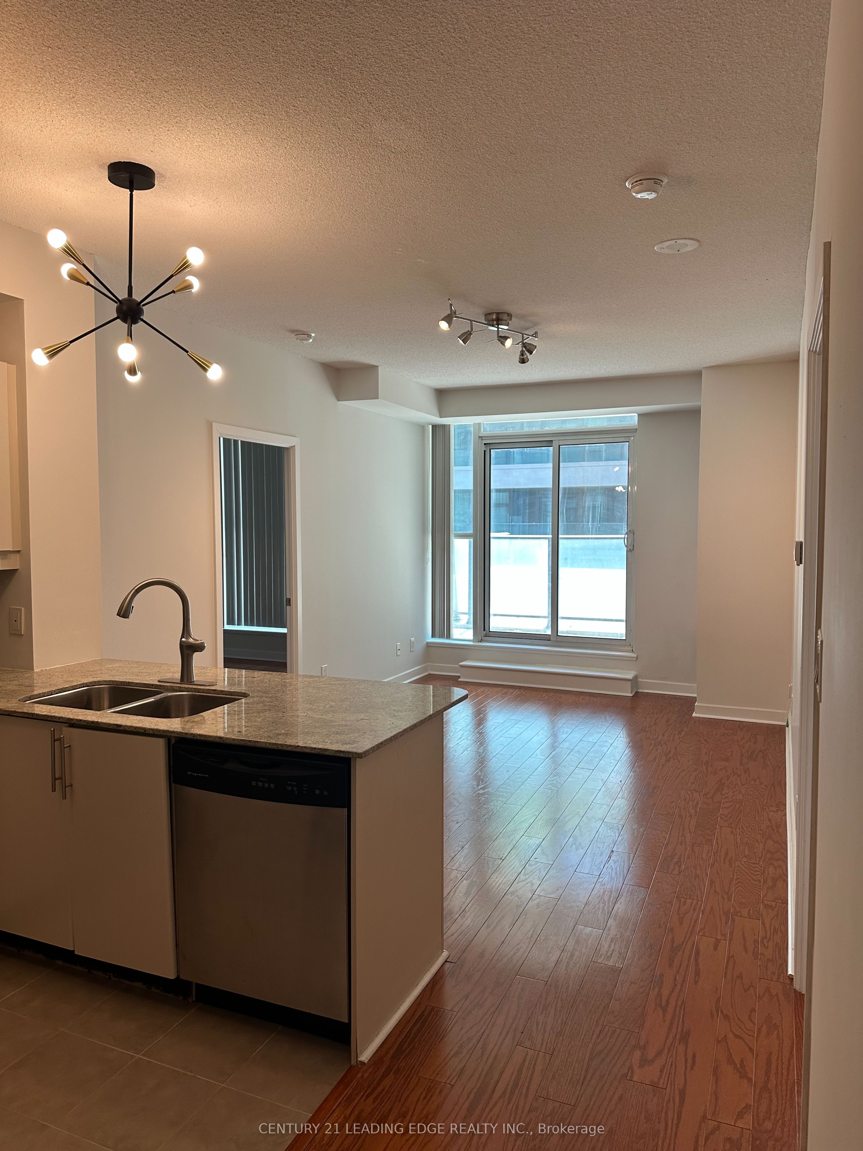 #305 - 18 Harbour Street Property Photo 1