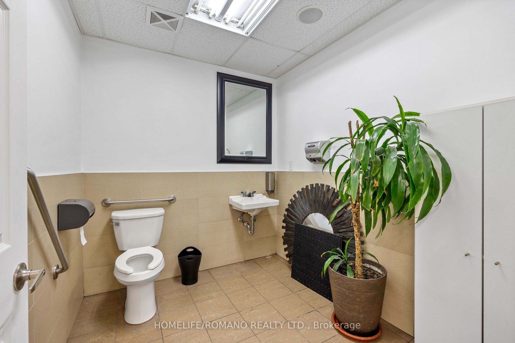 2076 Yonge Street Property Photo 19
