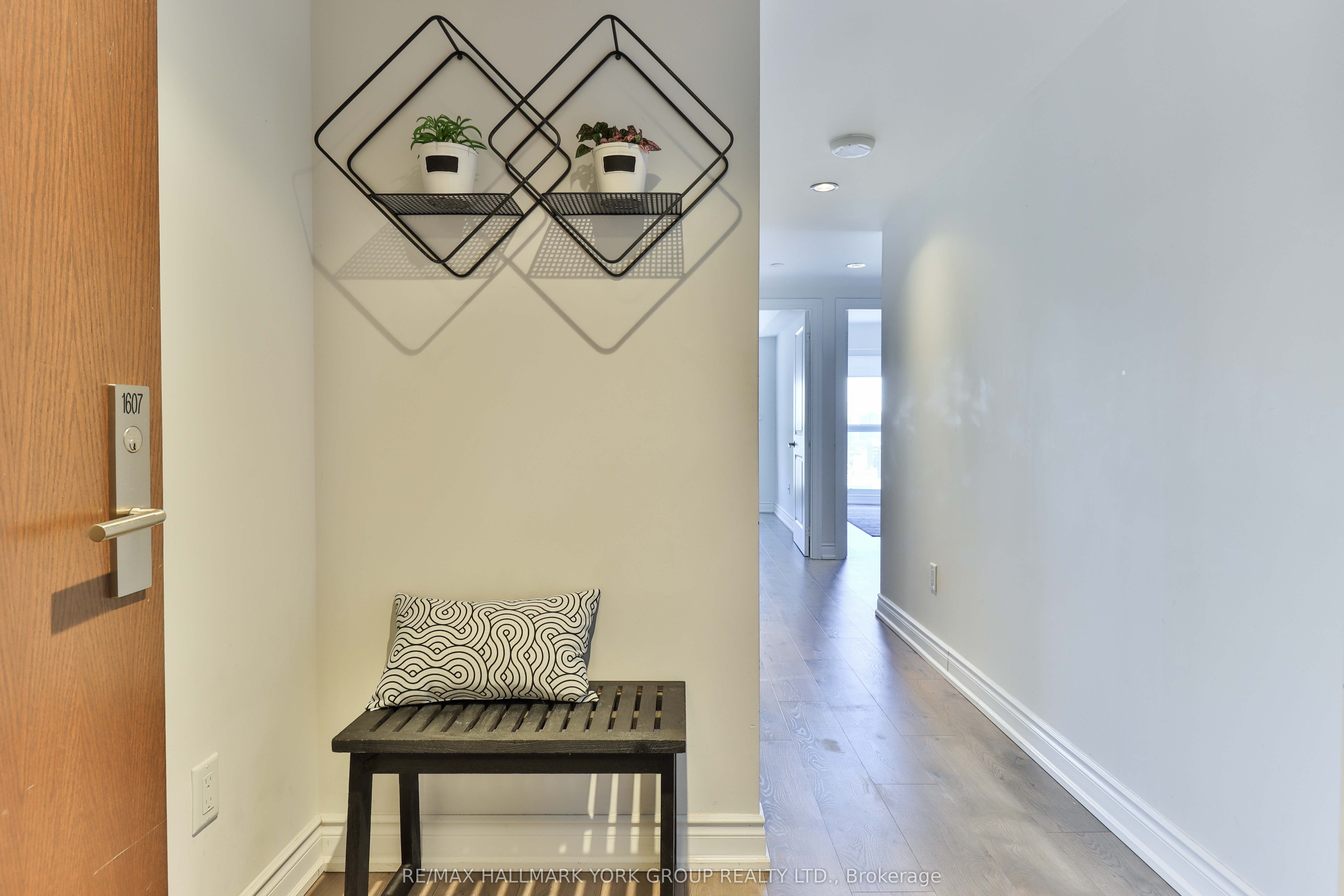 386 Yonge Street 1607 Property Photo 2