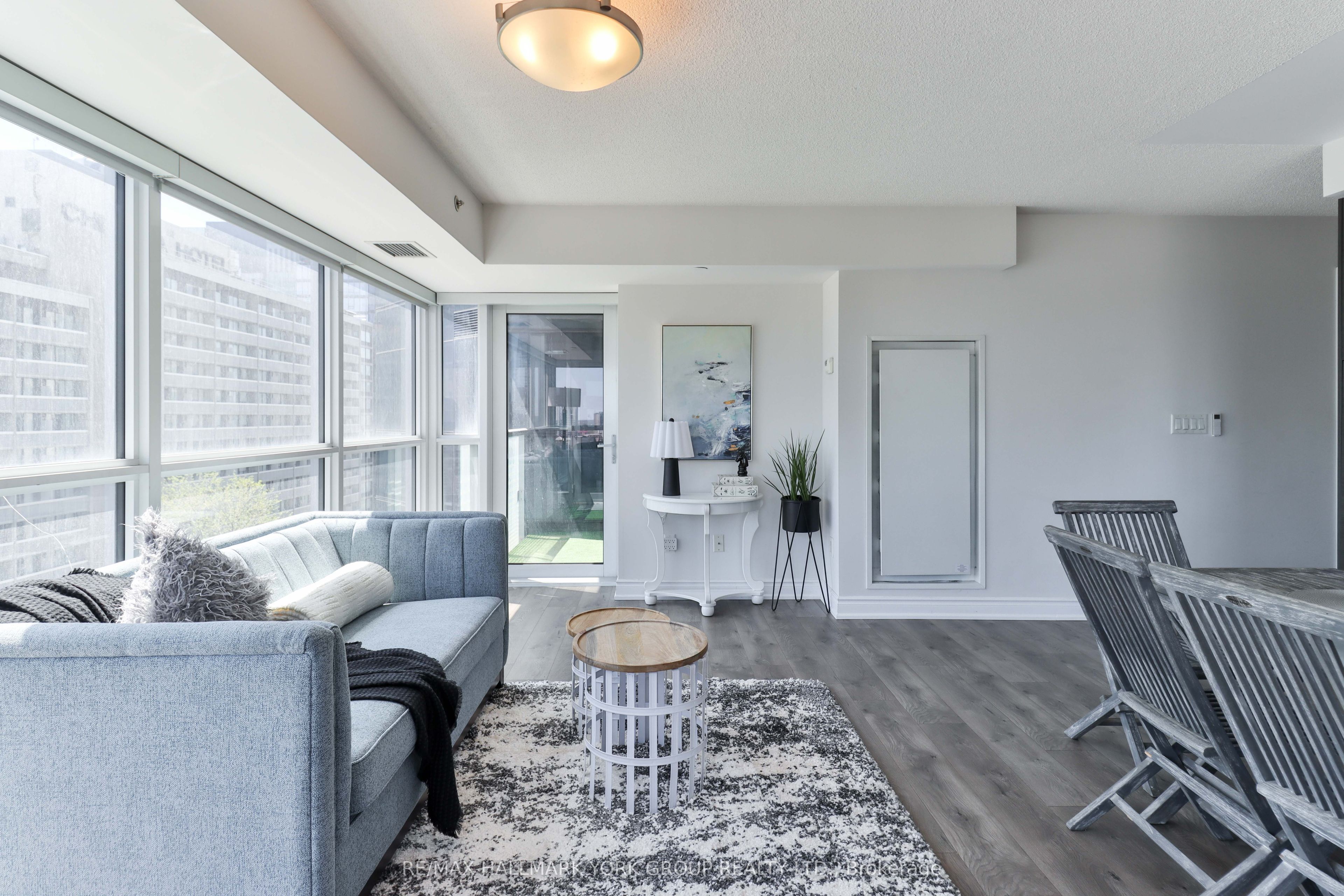 386 Yonge Street 1607 Property Photo 3