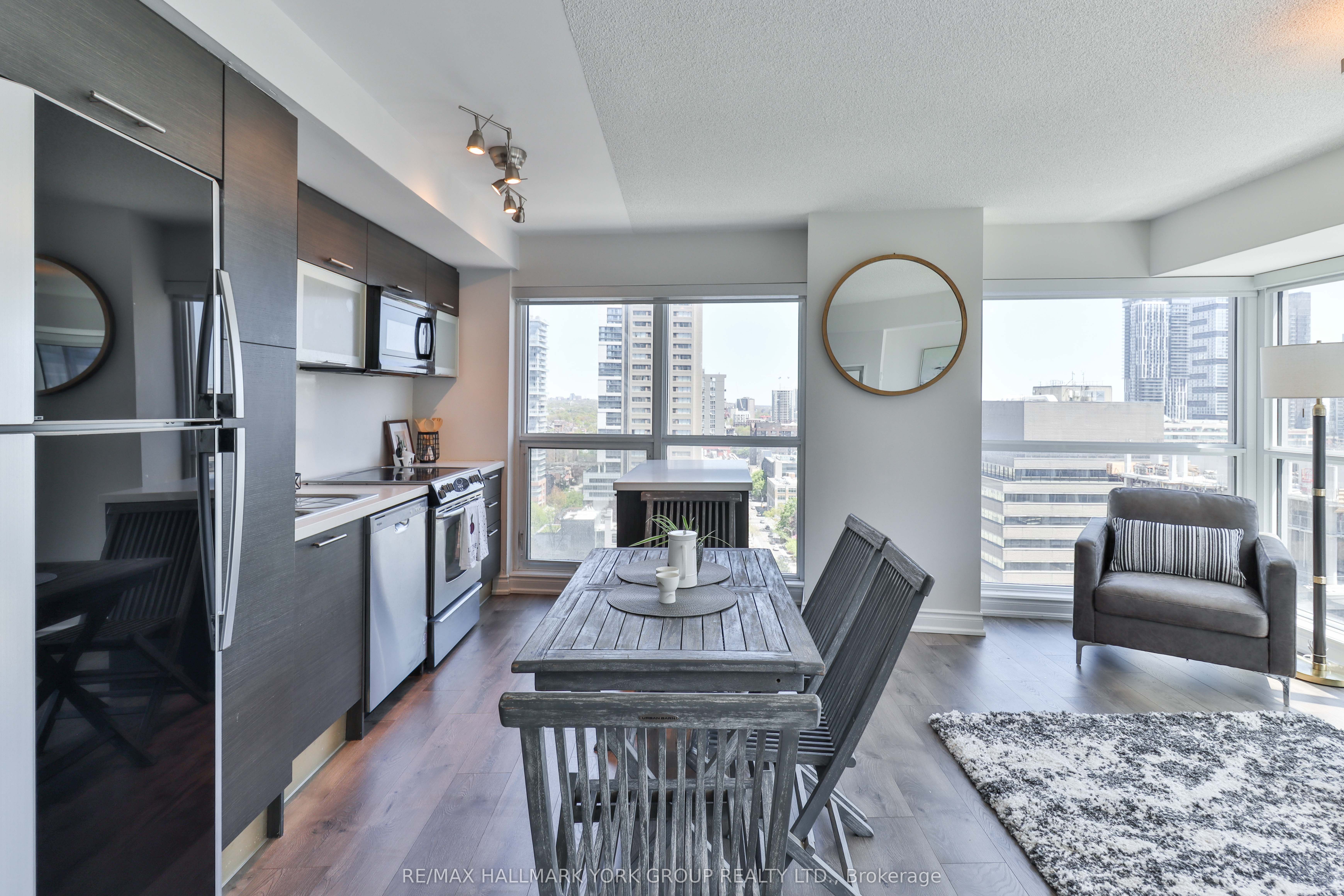 386 Yonge Street 1607 Property Photo 4