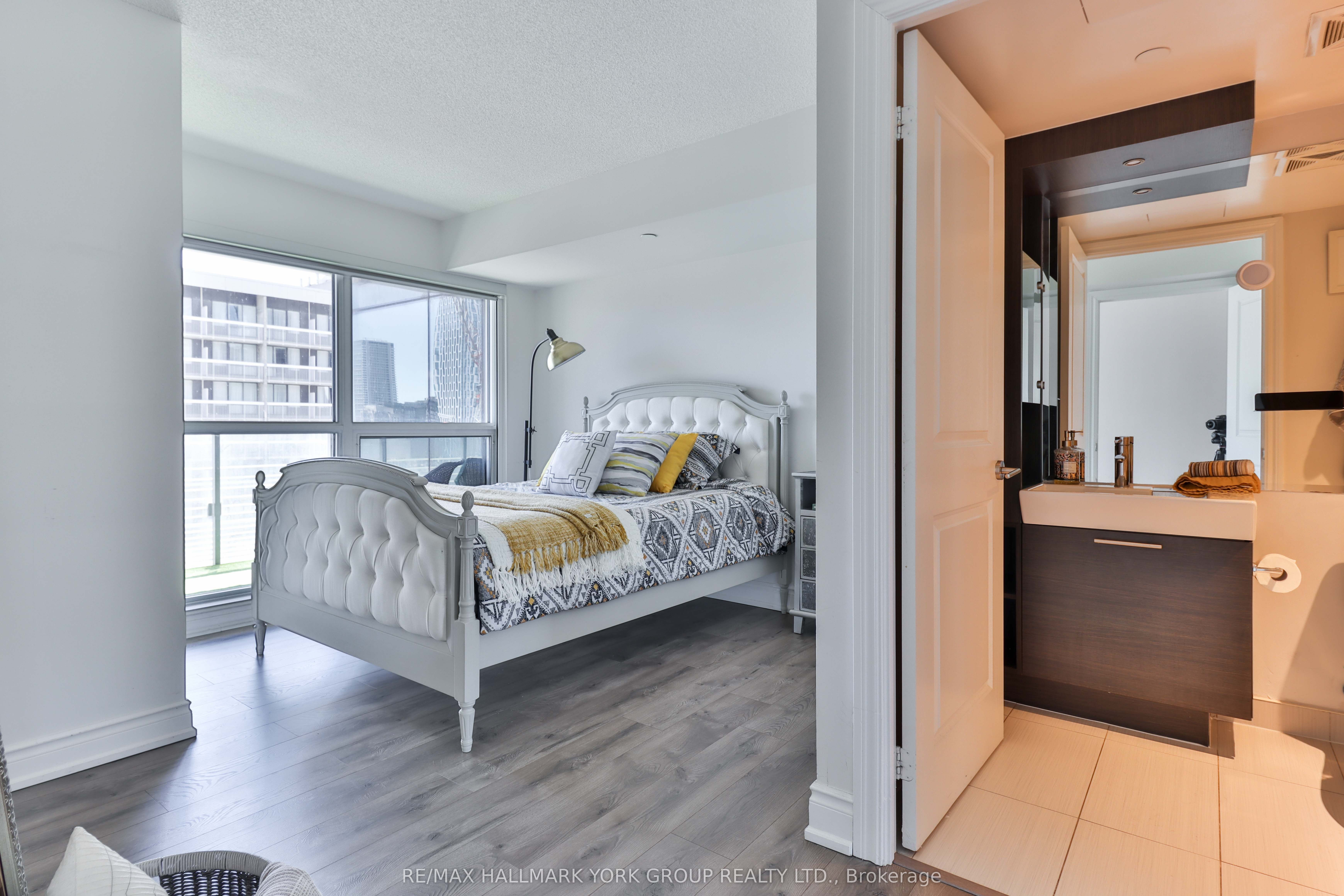 386 Yonge Street 1607 Property Photo 15