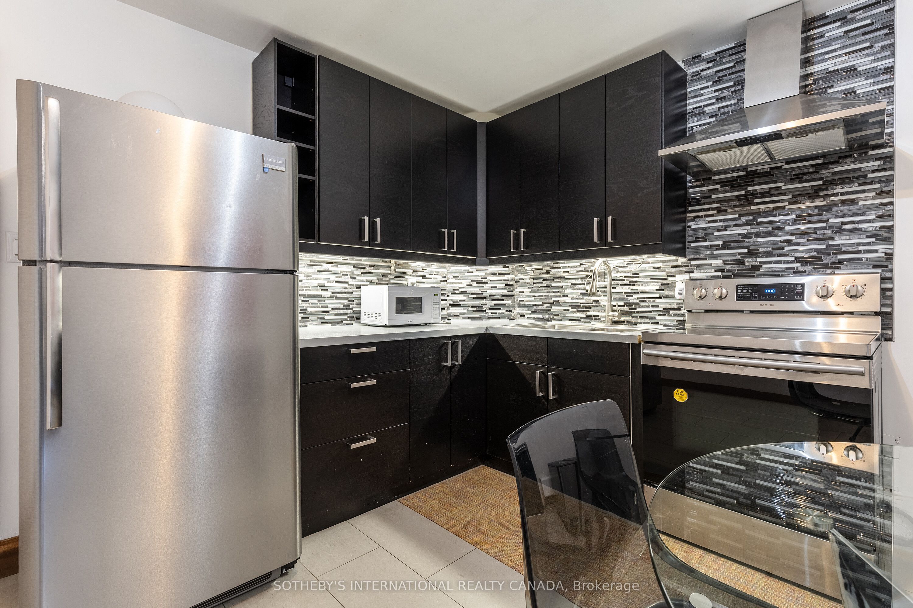 872 College Street Property Photo 30