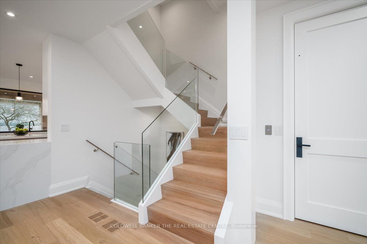 37 Woodlawn Avenue W Property Photo 12