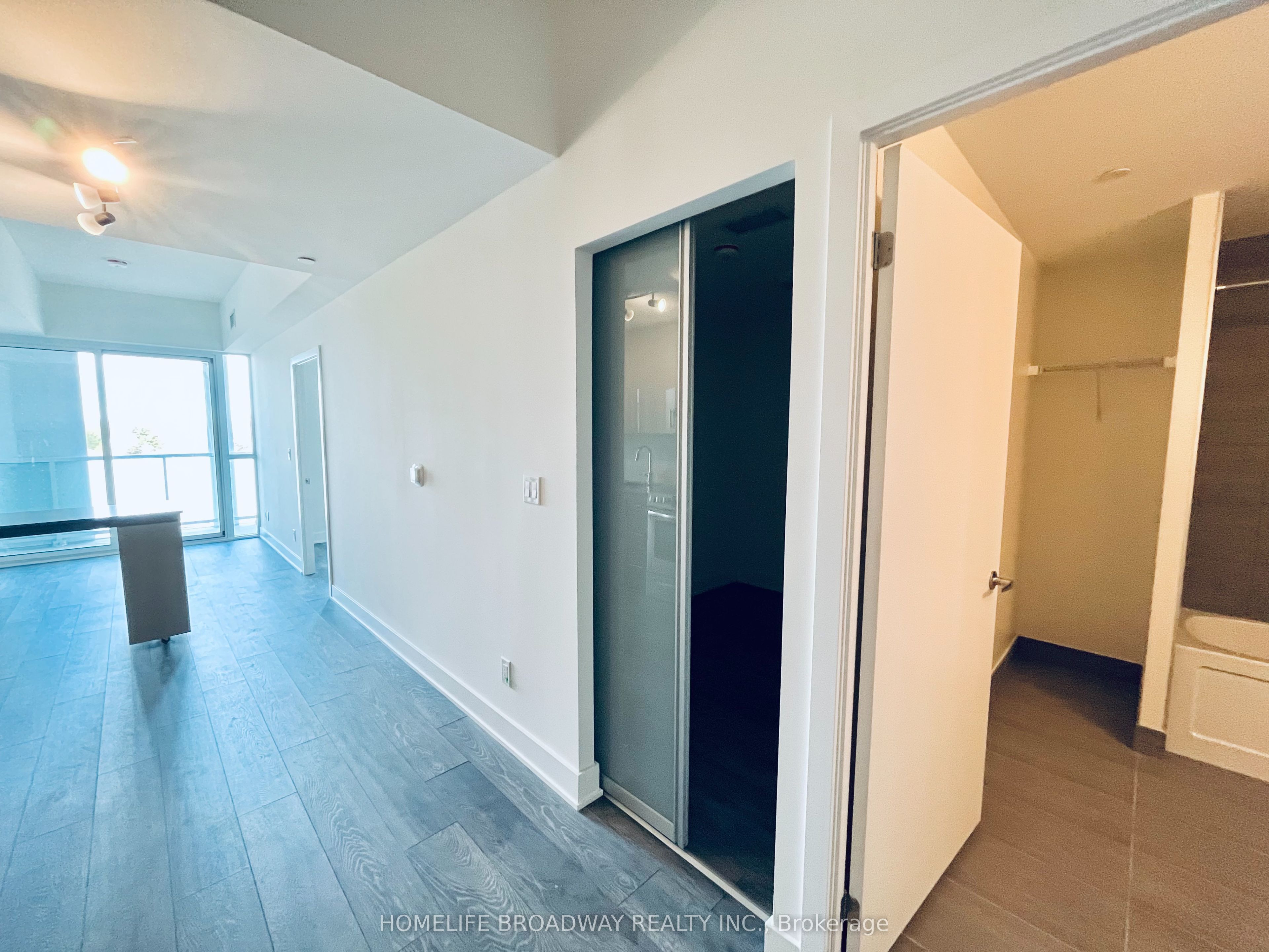 188 Fairview Mall Drive 523 Property Photo 3