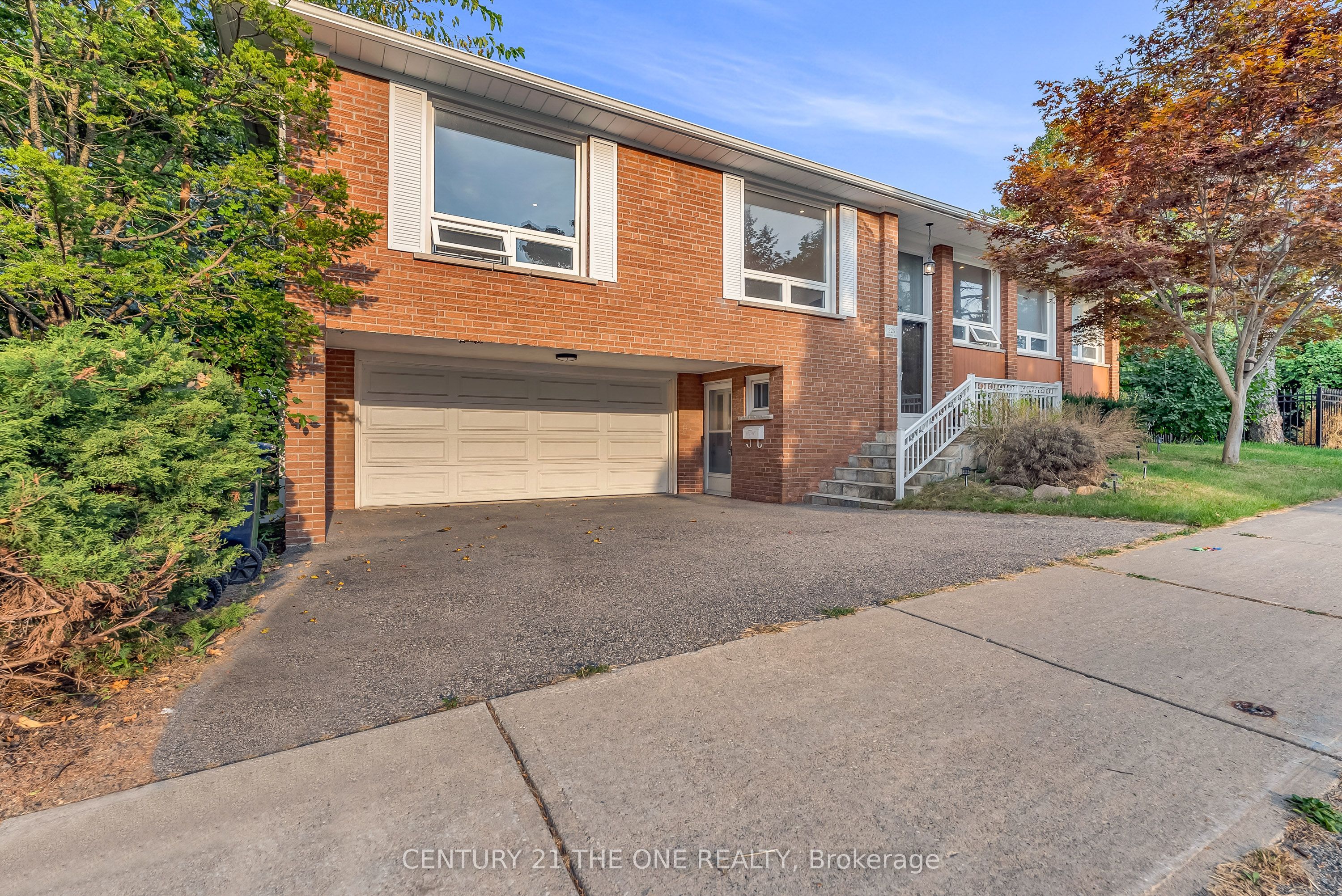 225 Maxome Avenue Property Photo 1