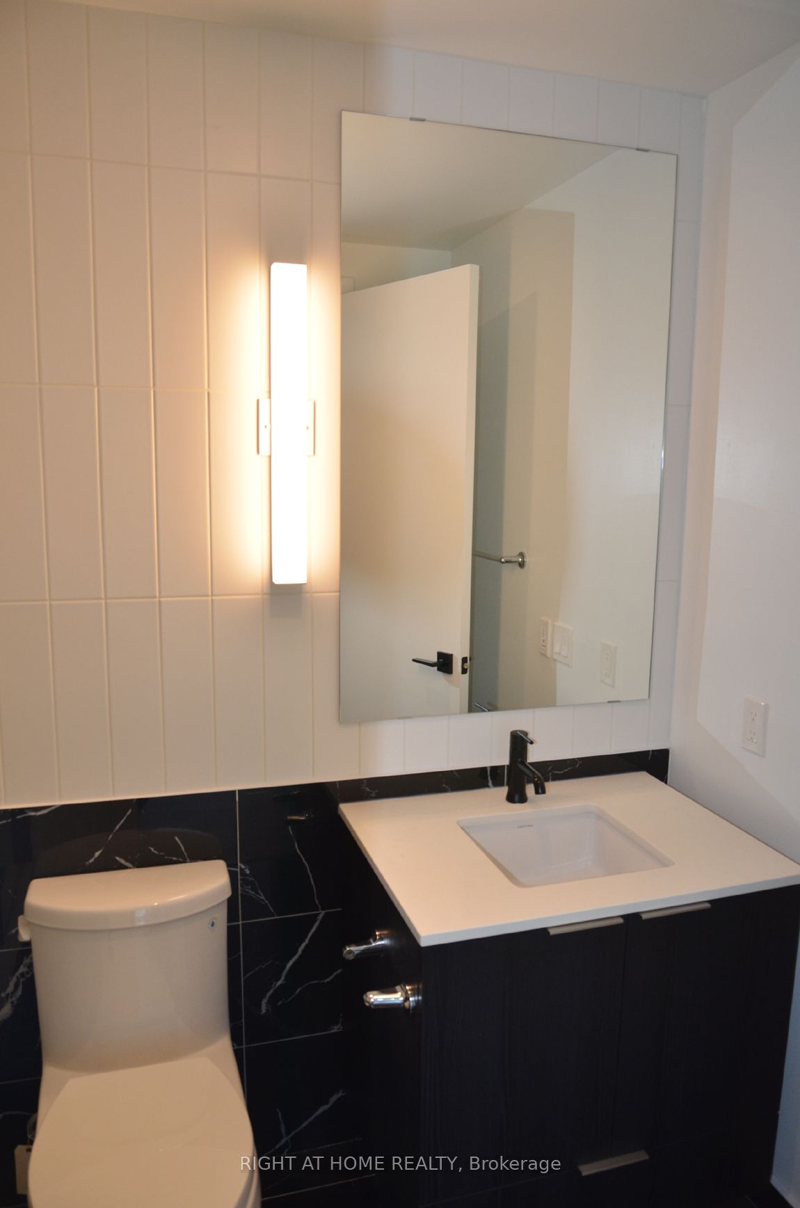 327 King Street W 4303 Property Photo 17