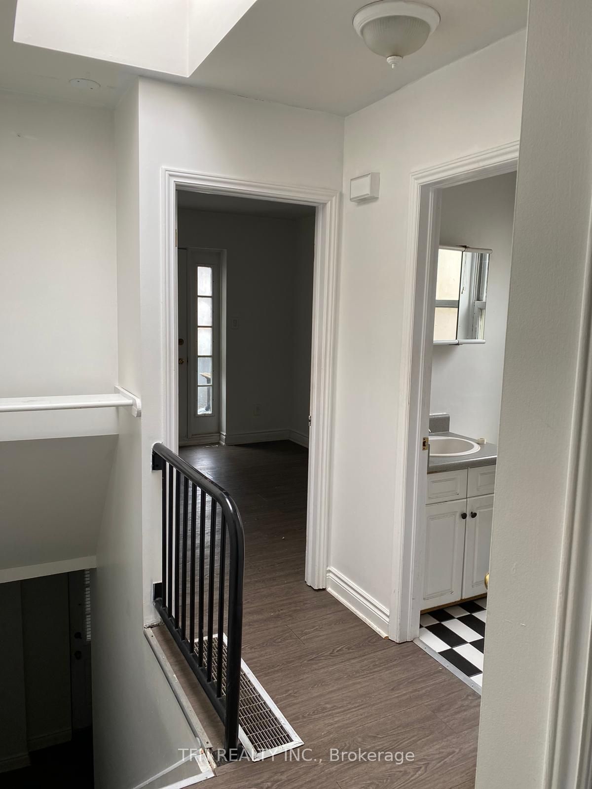 384 Queen Street E Property Photo 4