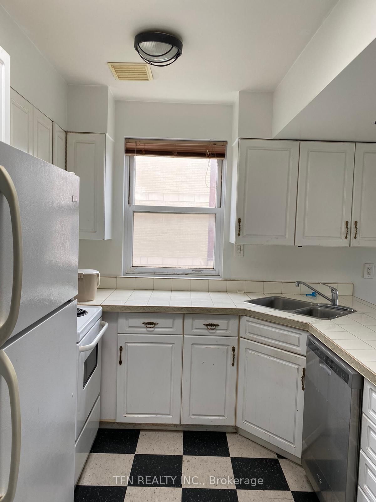 384 Queen Street E Property Photo 10