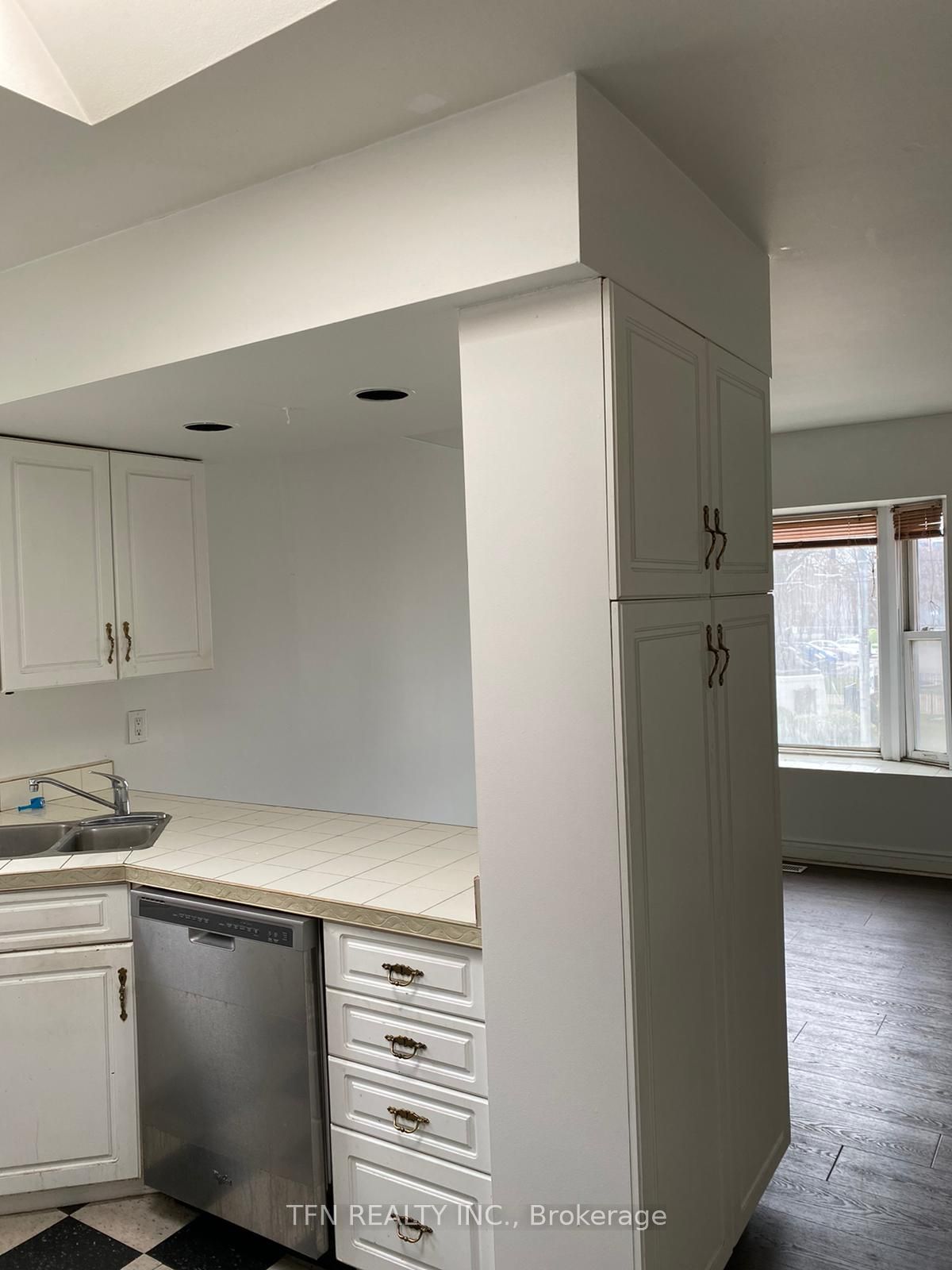 384 Queen Street E Property Photo 11