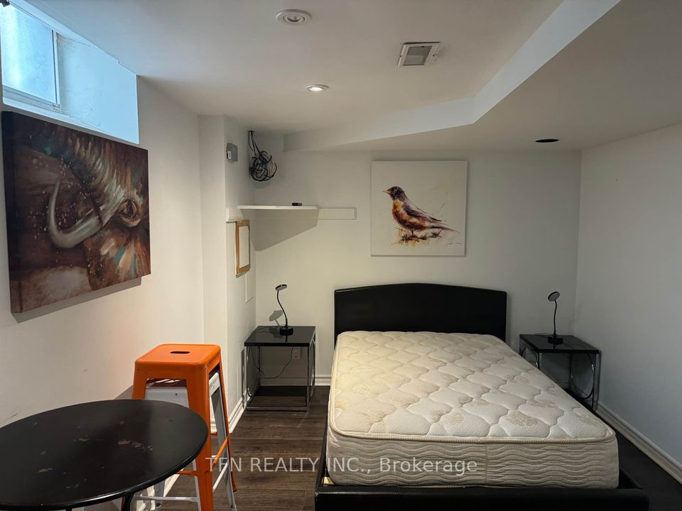 384 Queen Street E Property Photo 14