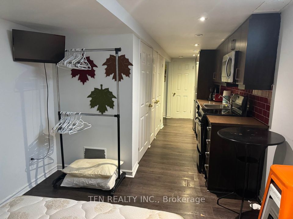 384 Queen Street E Property Photo 15