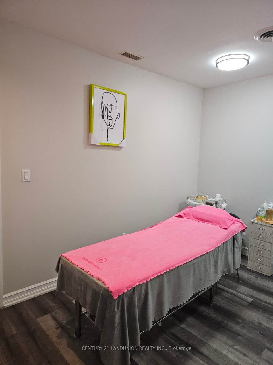 3379 Bathurst Street Property Photo 8