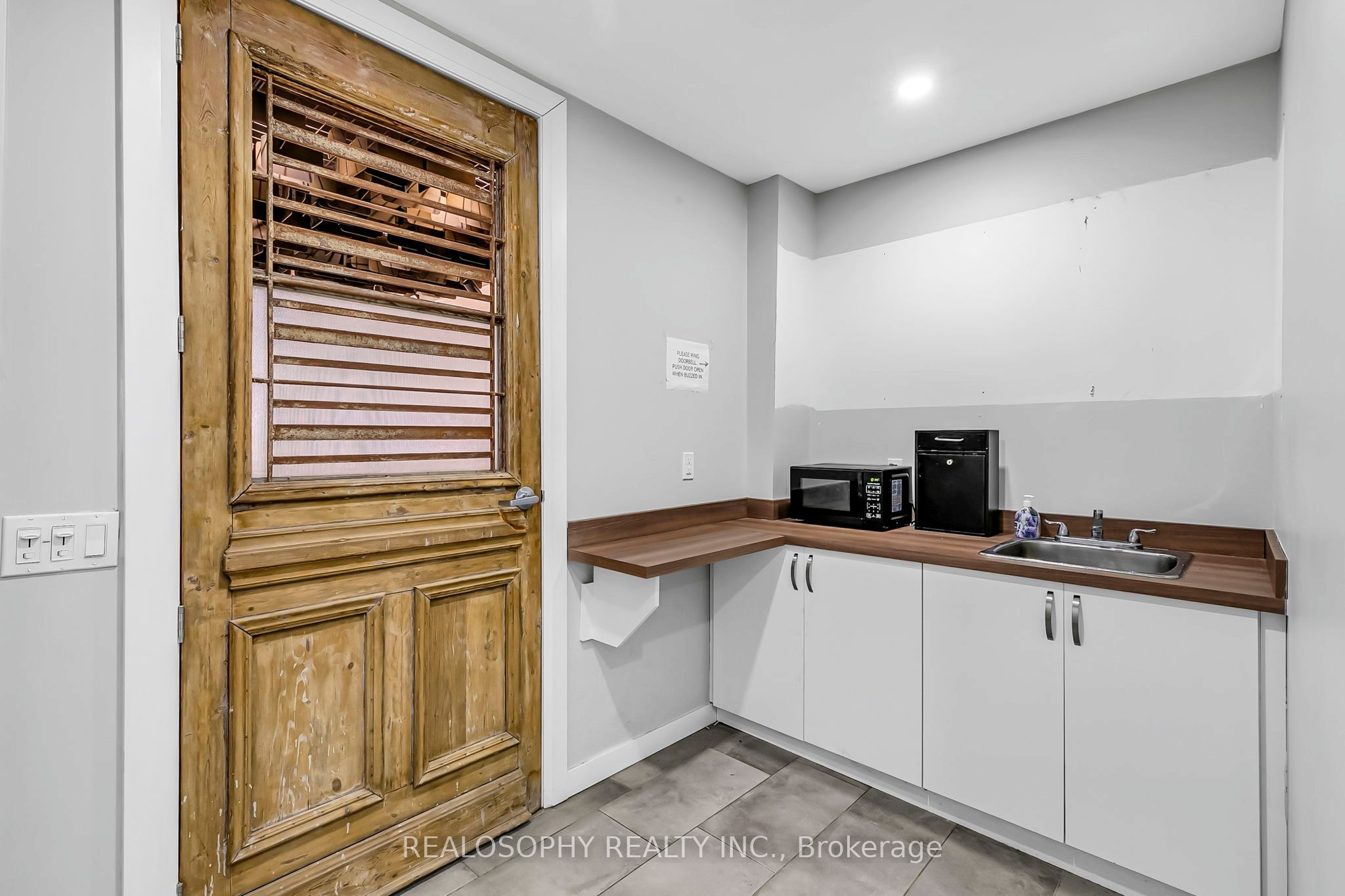 518 Queen Street W Property Photo 9