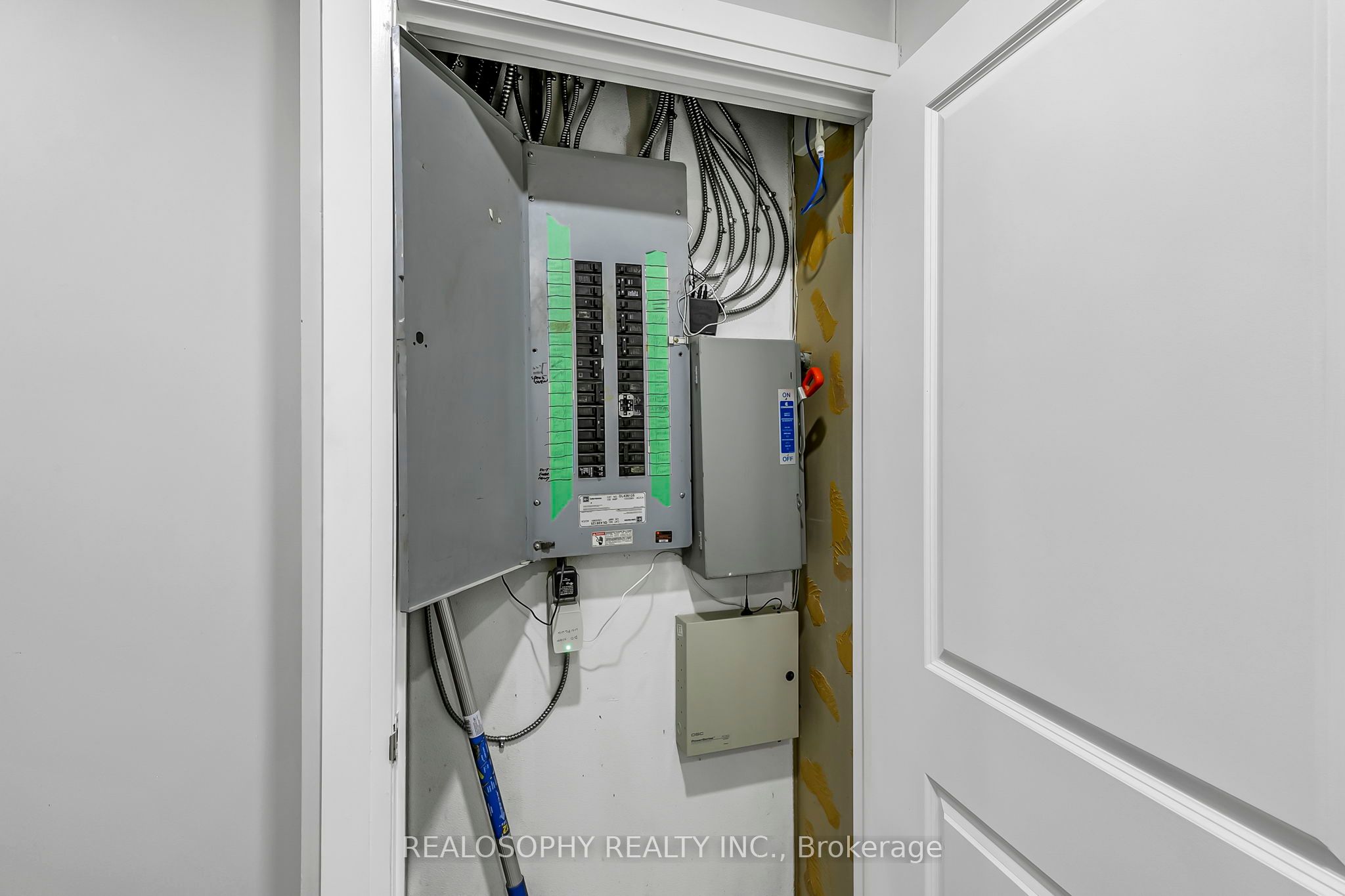 518 Queen Street W Property Photo 13