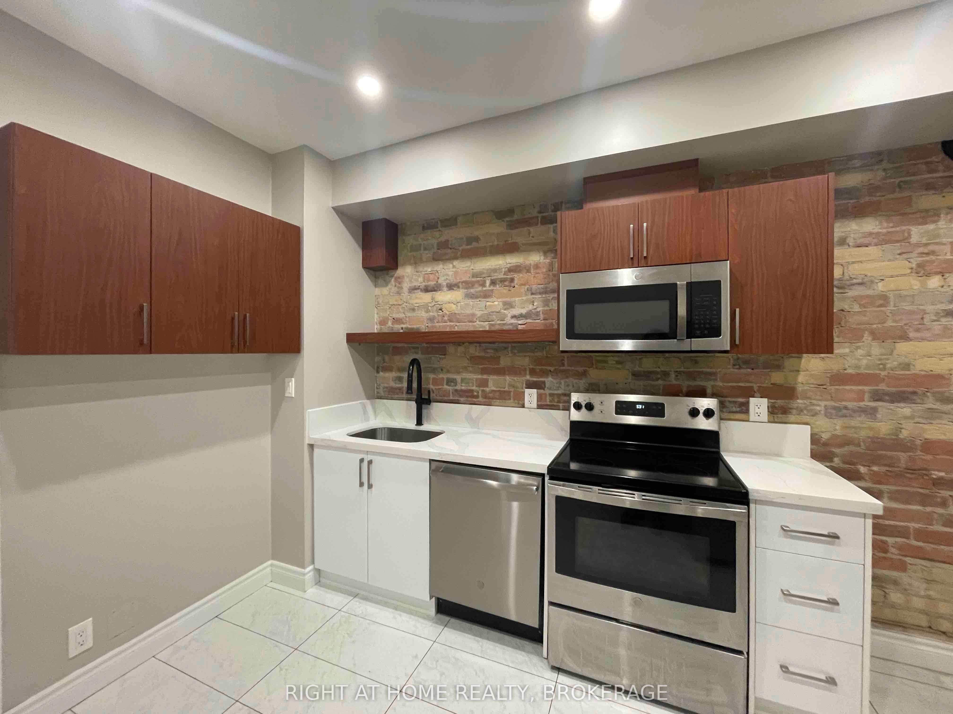 178 Spadina Road 1 - Back Property Photo 3
