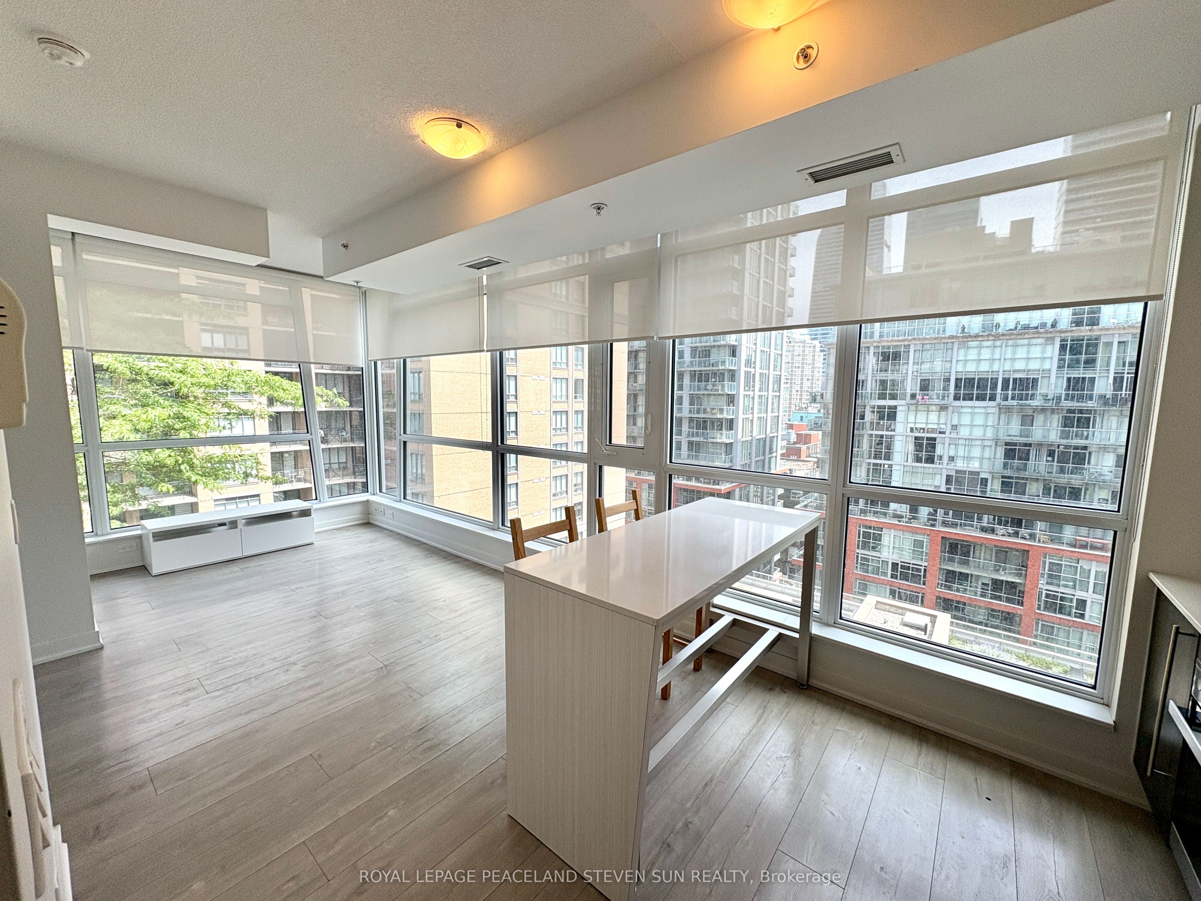 199 Richmond Street W 1004 Property Photo 4