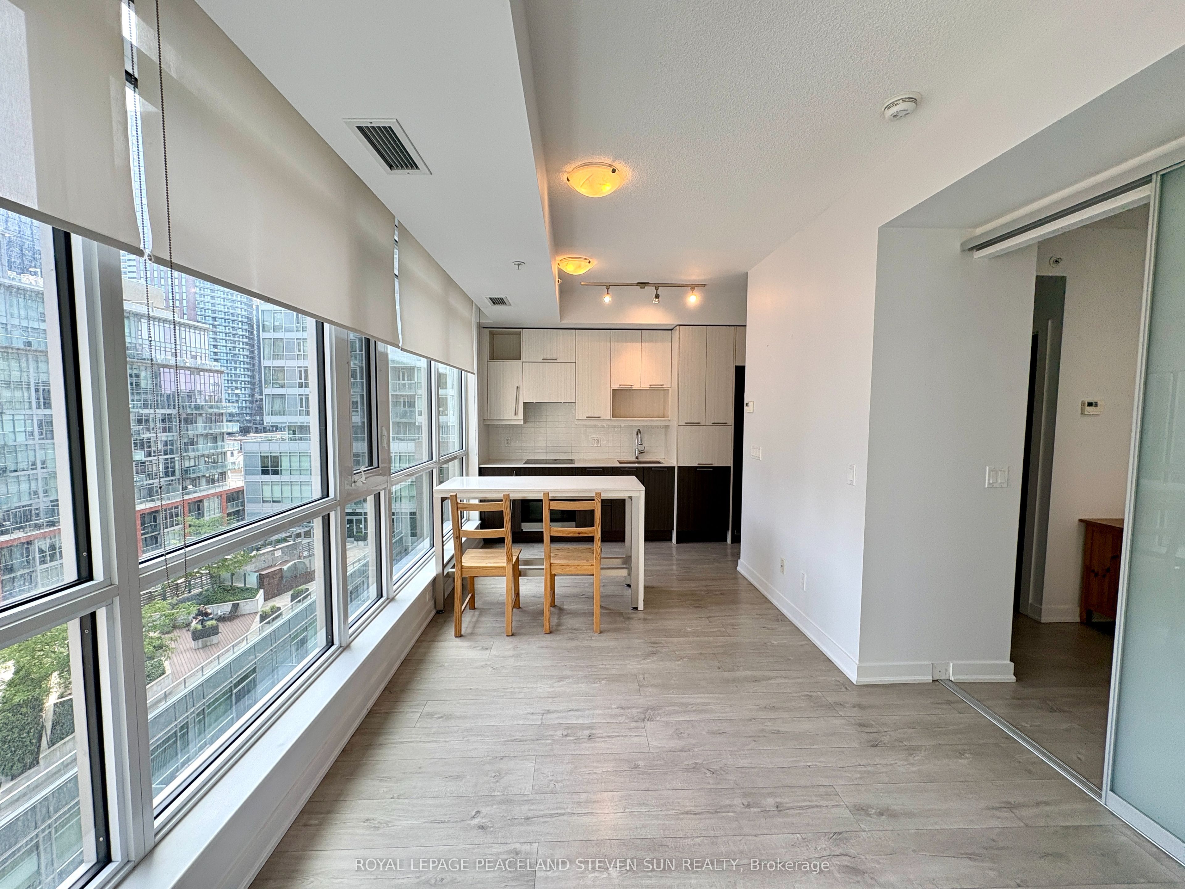 199 Richmond Street W 1004 Property Photo 5