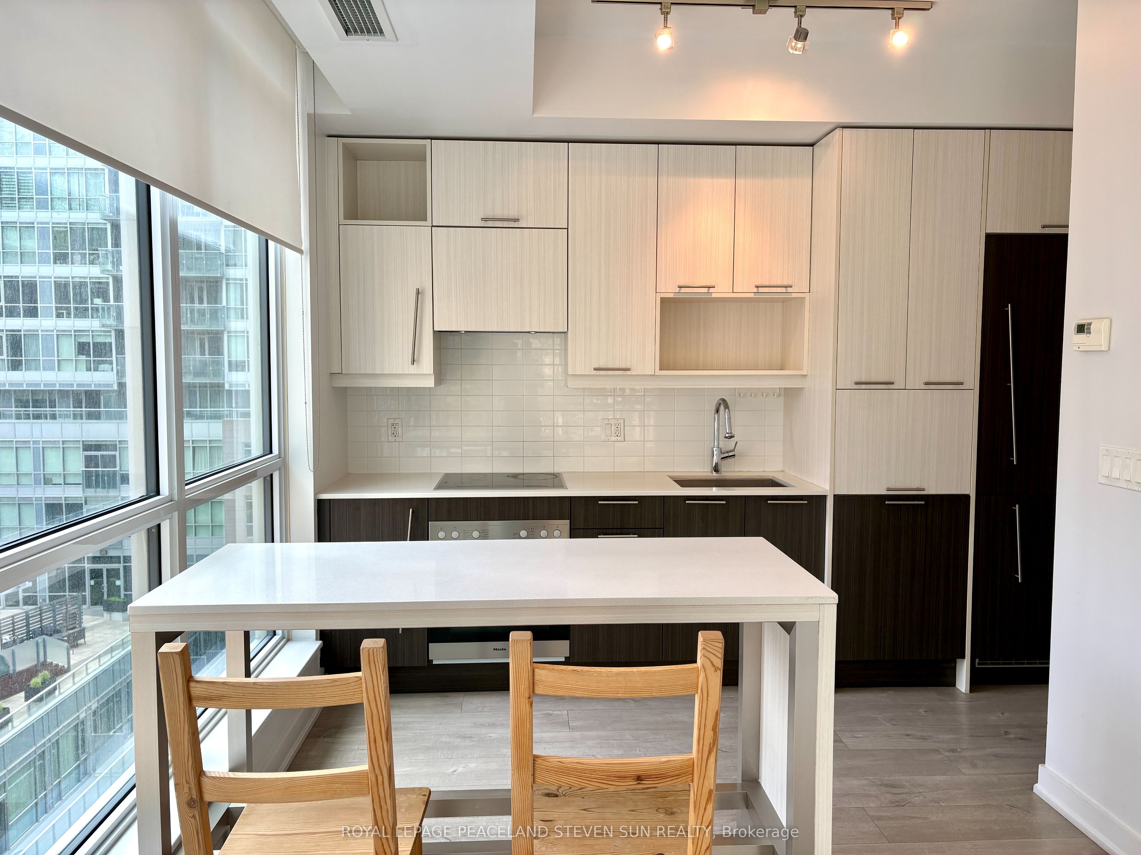 199 Richmond Street W 1004 Property Photo 12