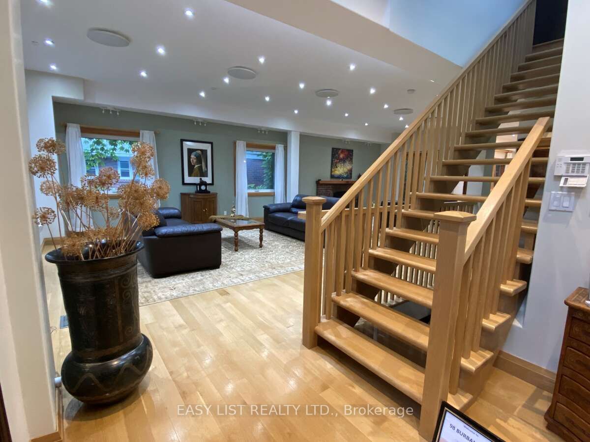 98 Burbank Drive Property Photo 8