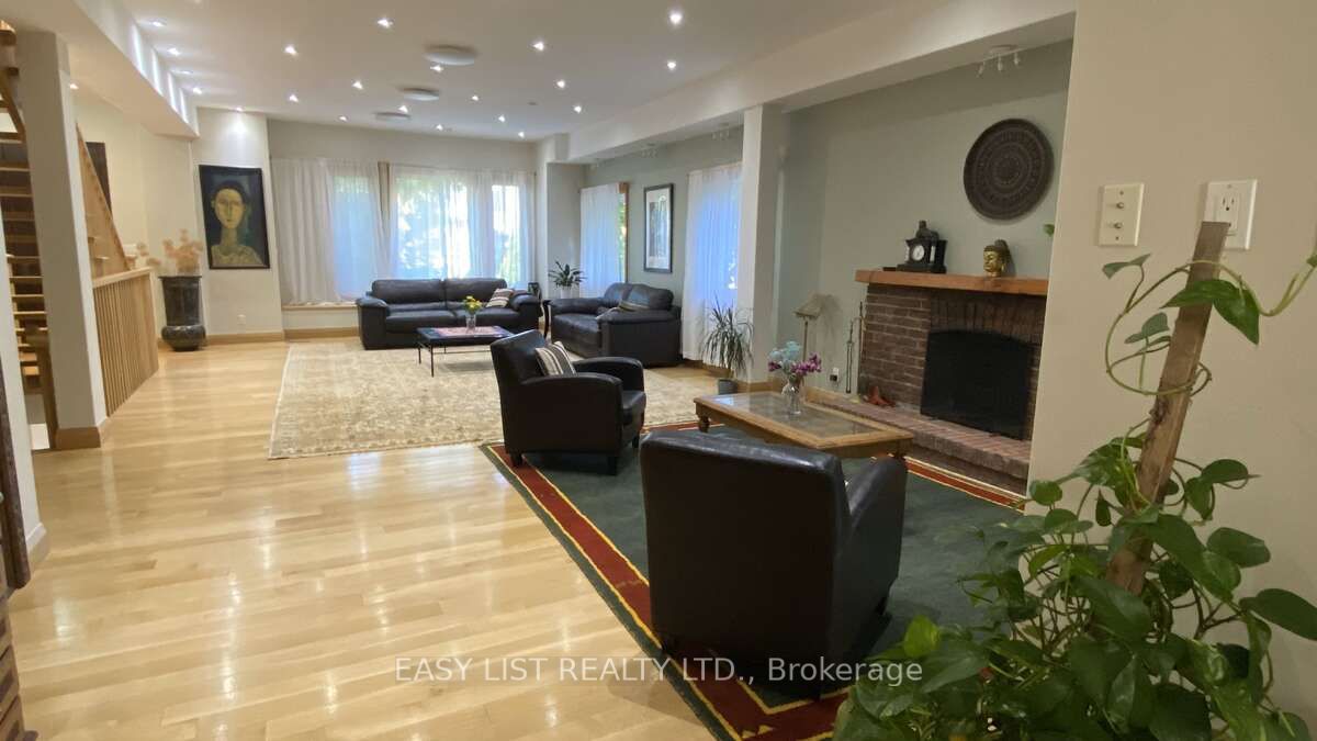 98 Burbank Drive Property Photo 13