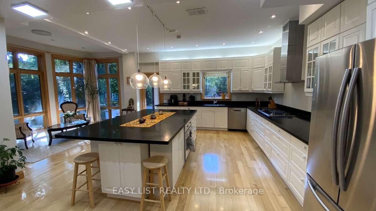 98 Burbank Drive Property Photo 15