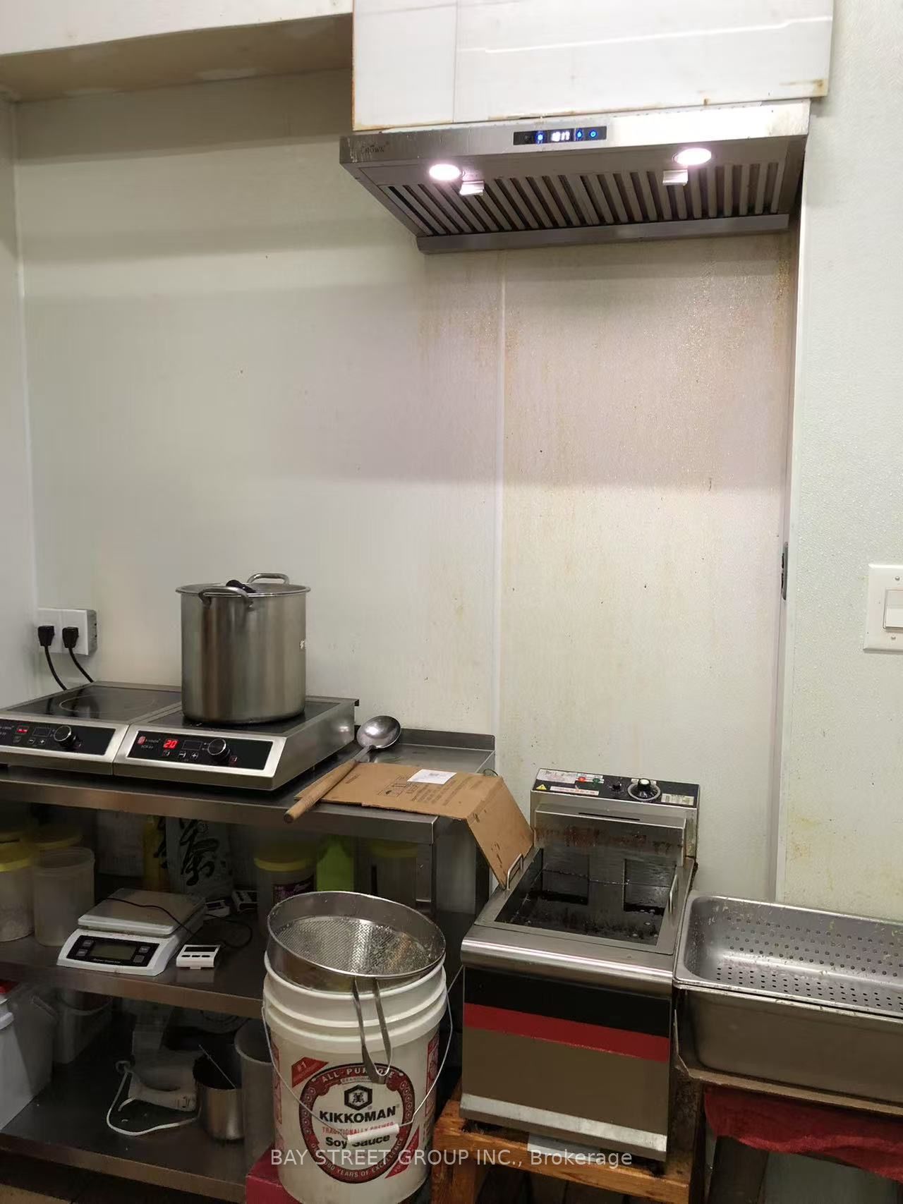 285 College Street Property Photo 6