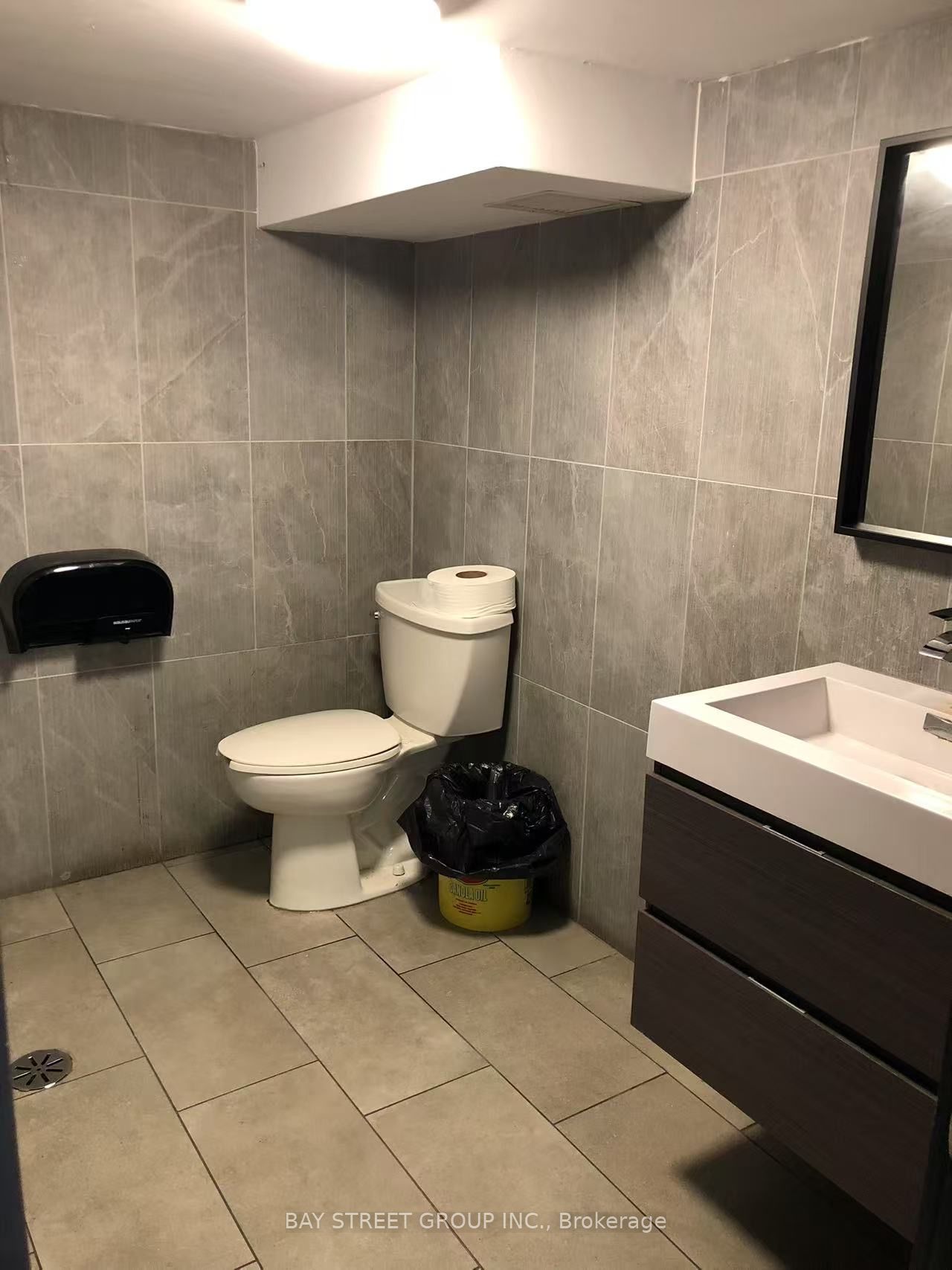 285 College Street Property Photo 10