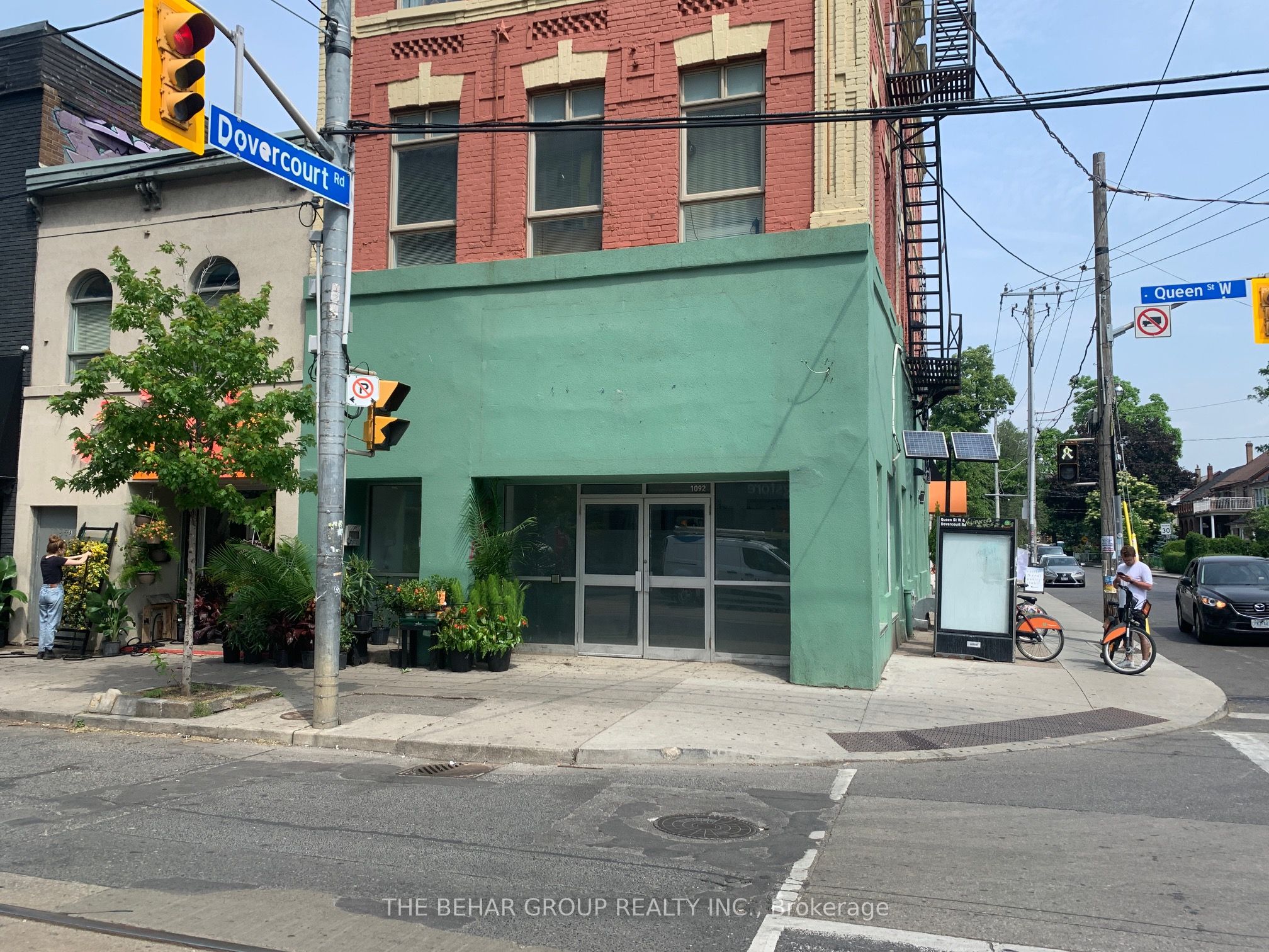 1092 Queen Street W Property Photo 3