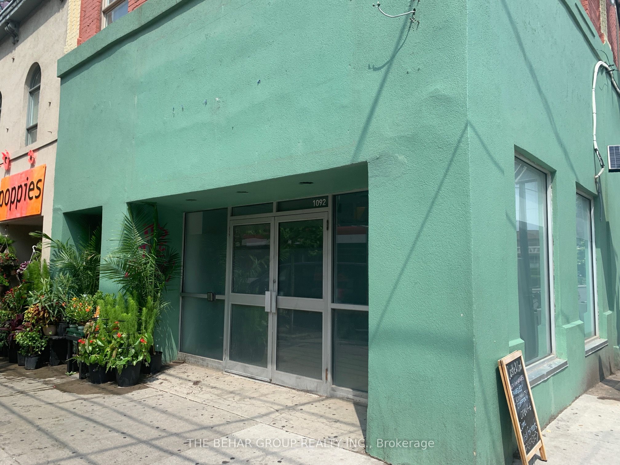 1092 Queen Street W Property Photo 4
