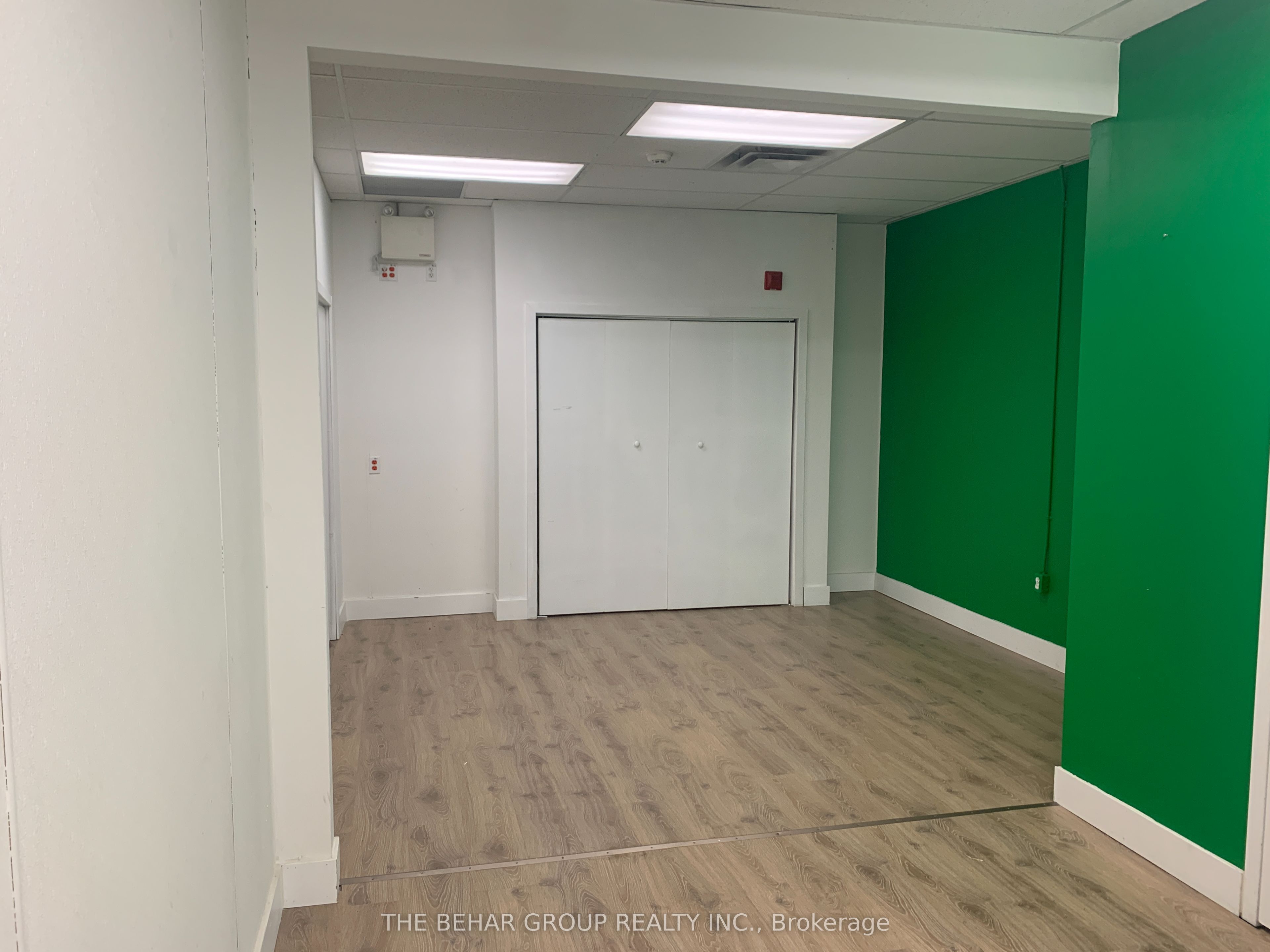 1092 Queen Street W Property Photo 7