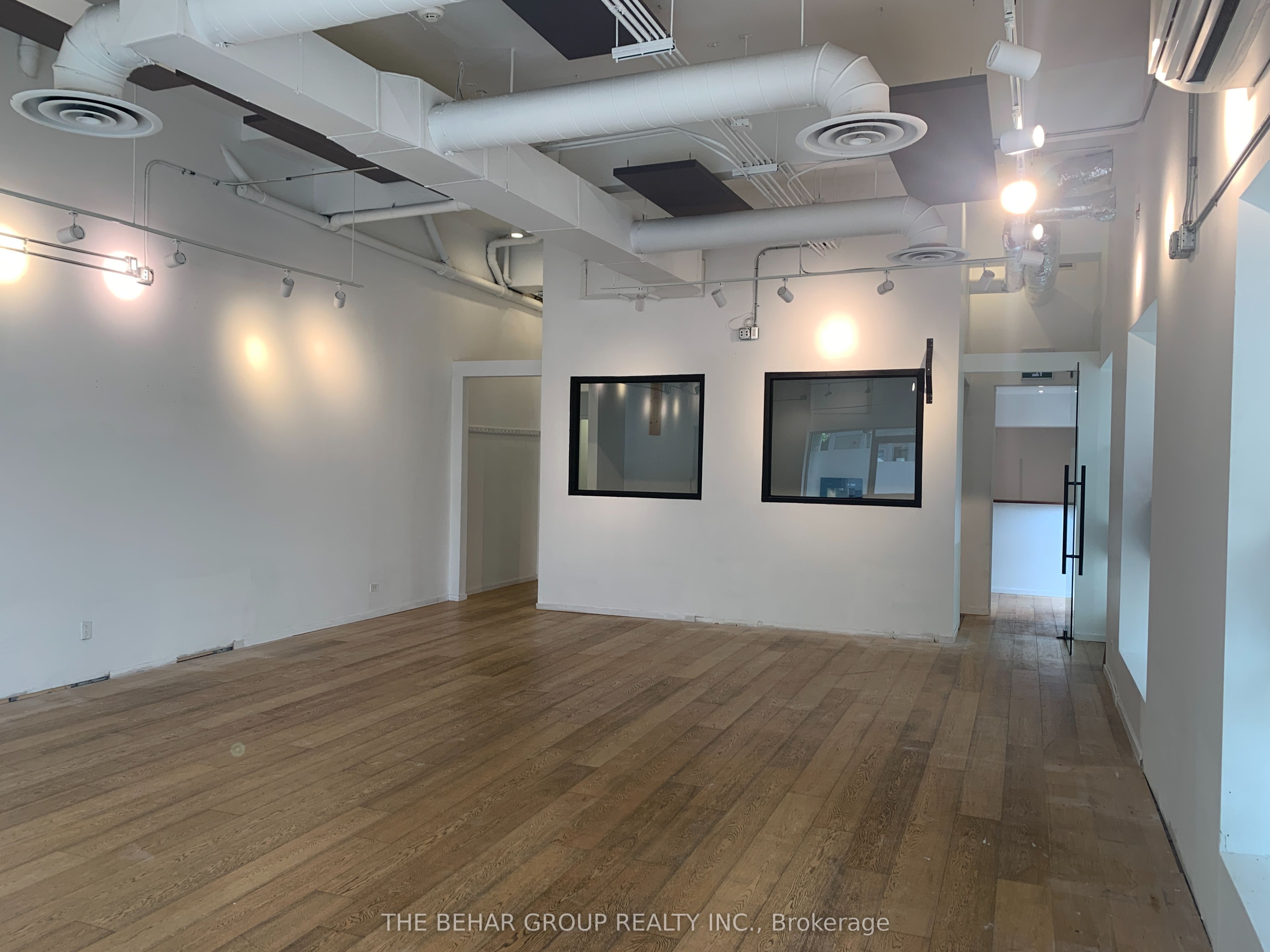1092 Queen Street W Property Photo 8