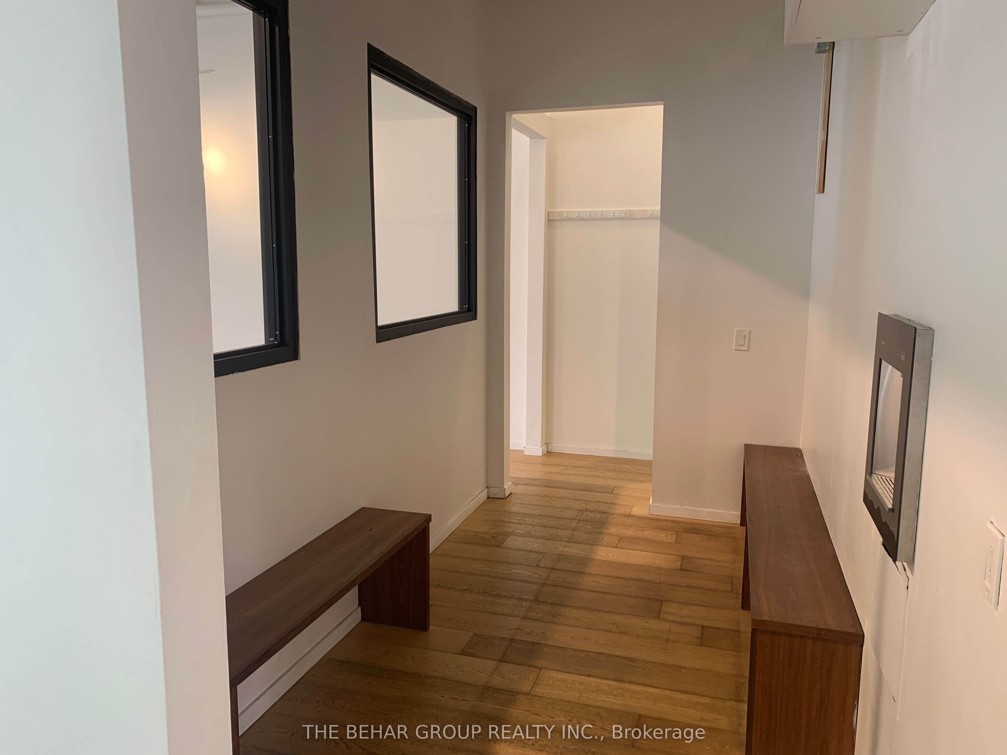 1092 Queen Street W Property Photo 9