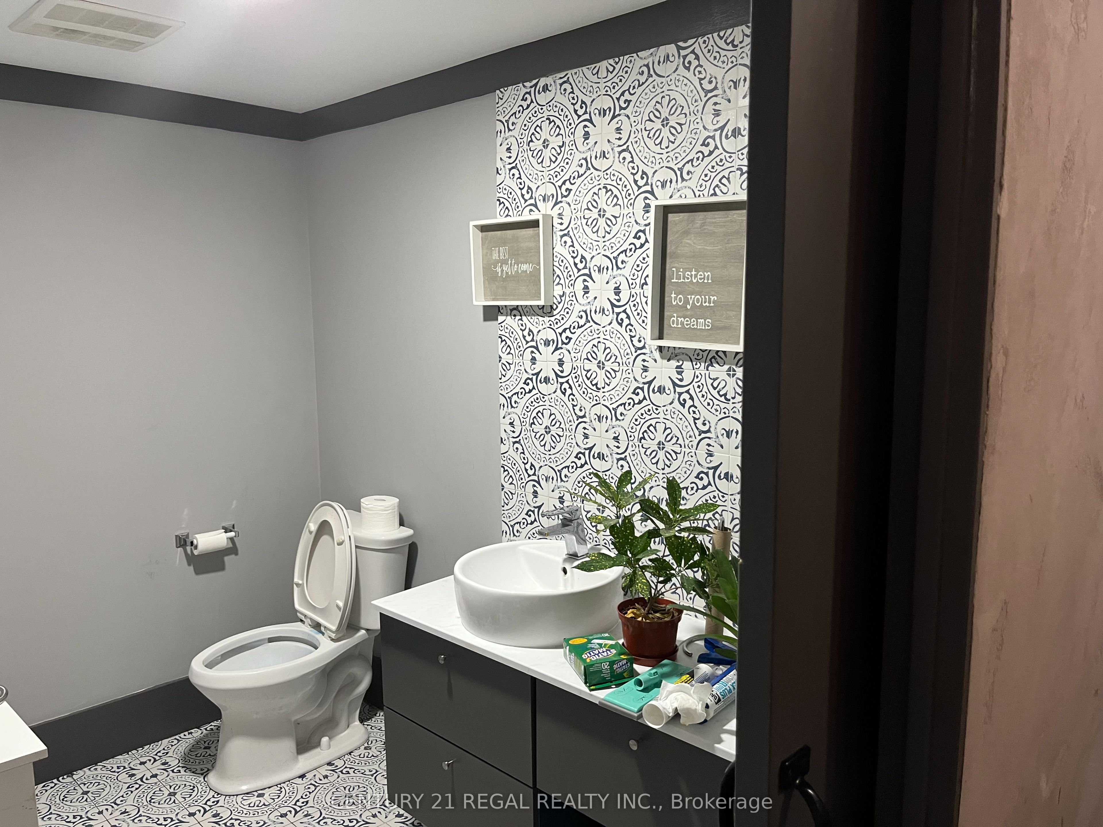 867 Dundas Street Property Photo 6