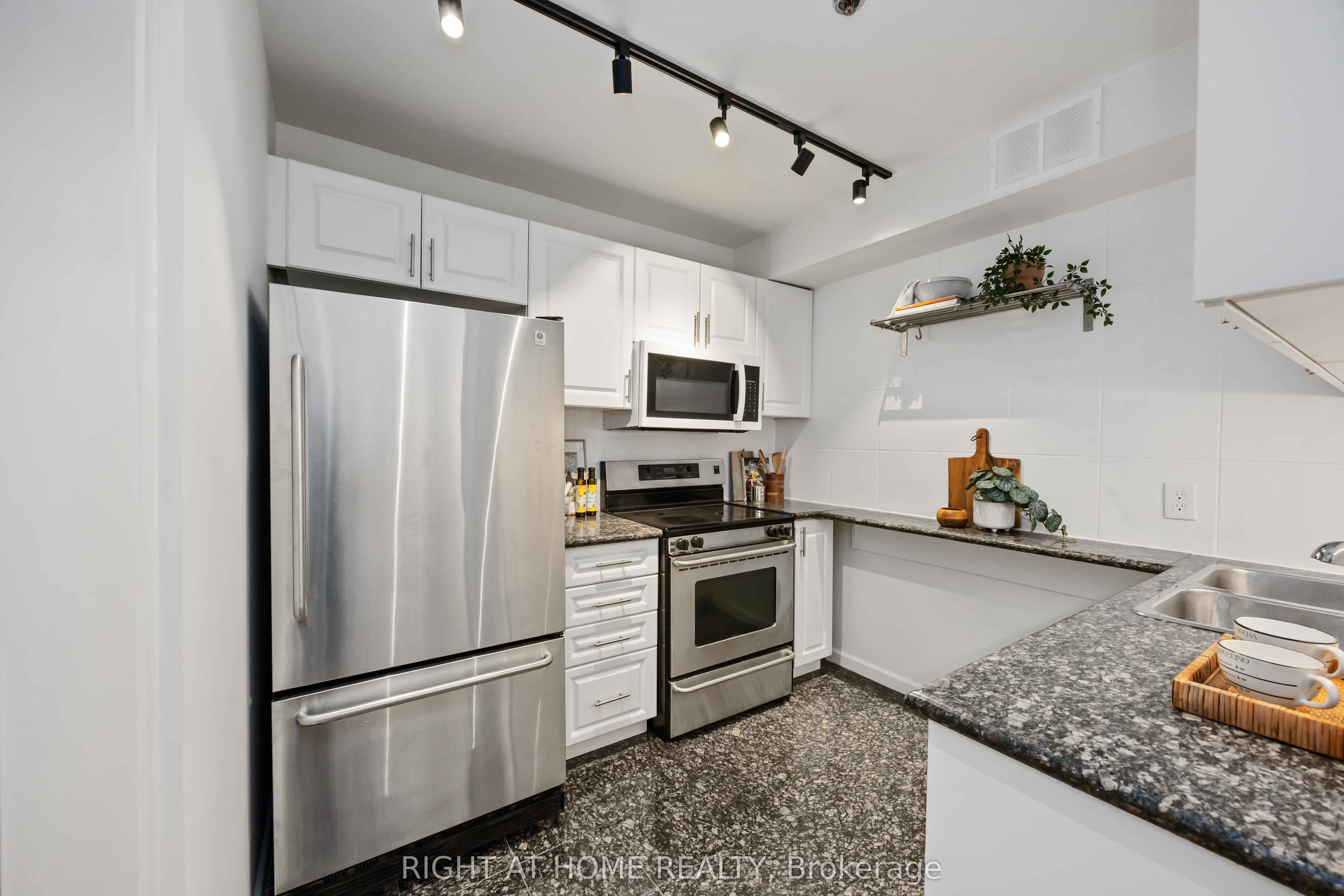 #202 - 110 Hepbourne Street Property Photo 7