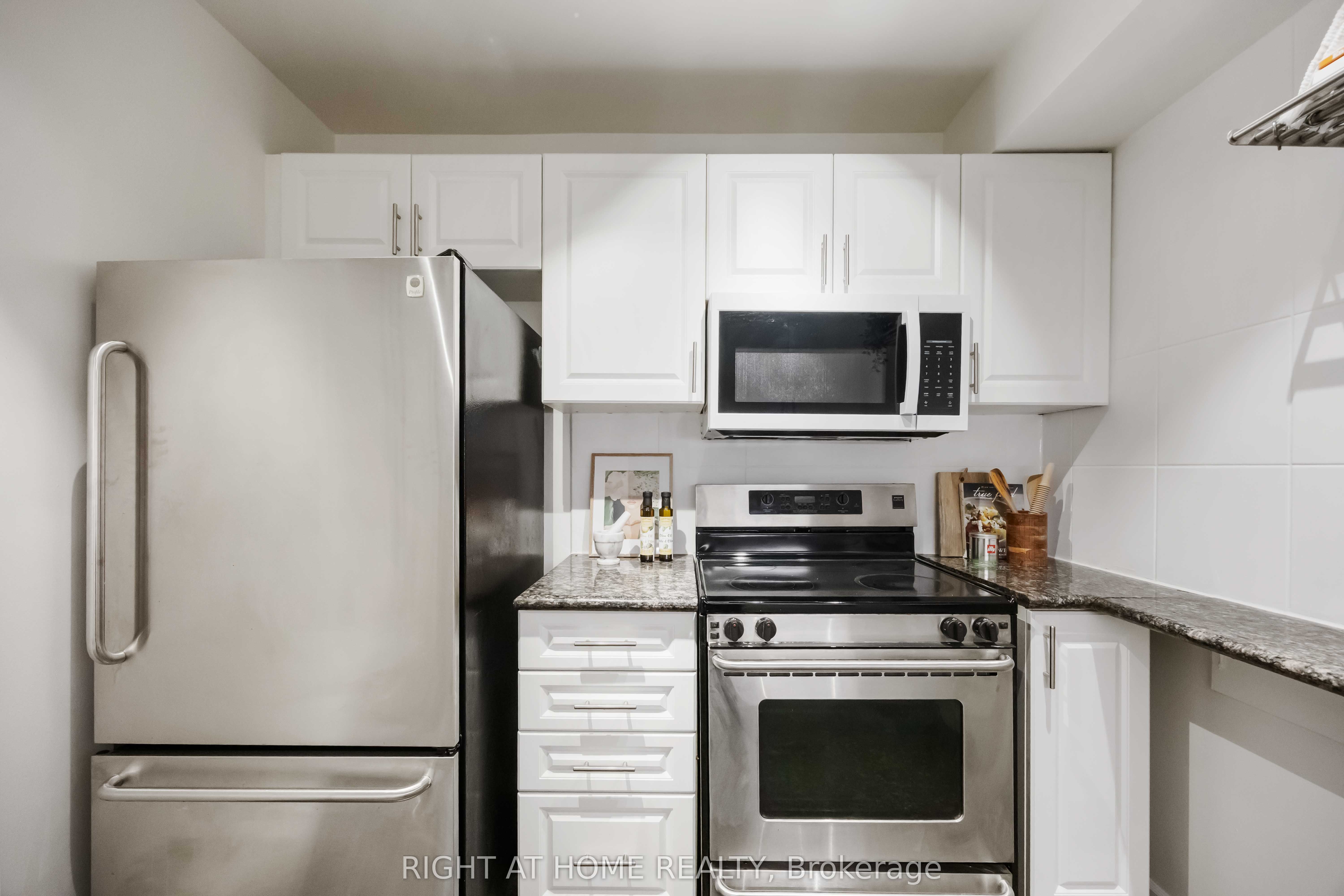 #202 - 110 Hepbourne Street Property Photo 8