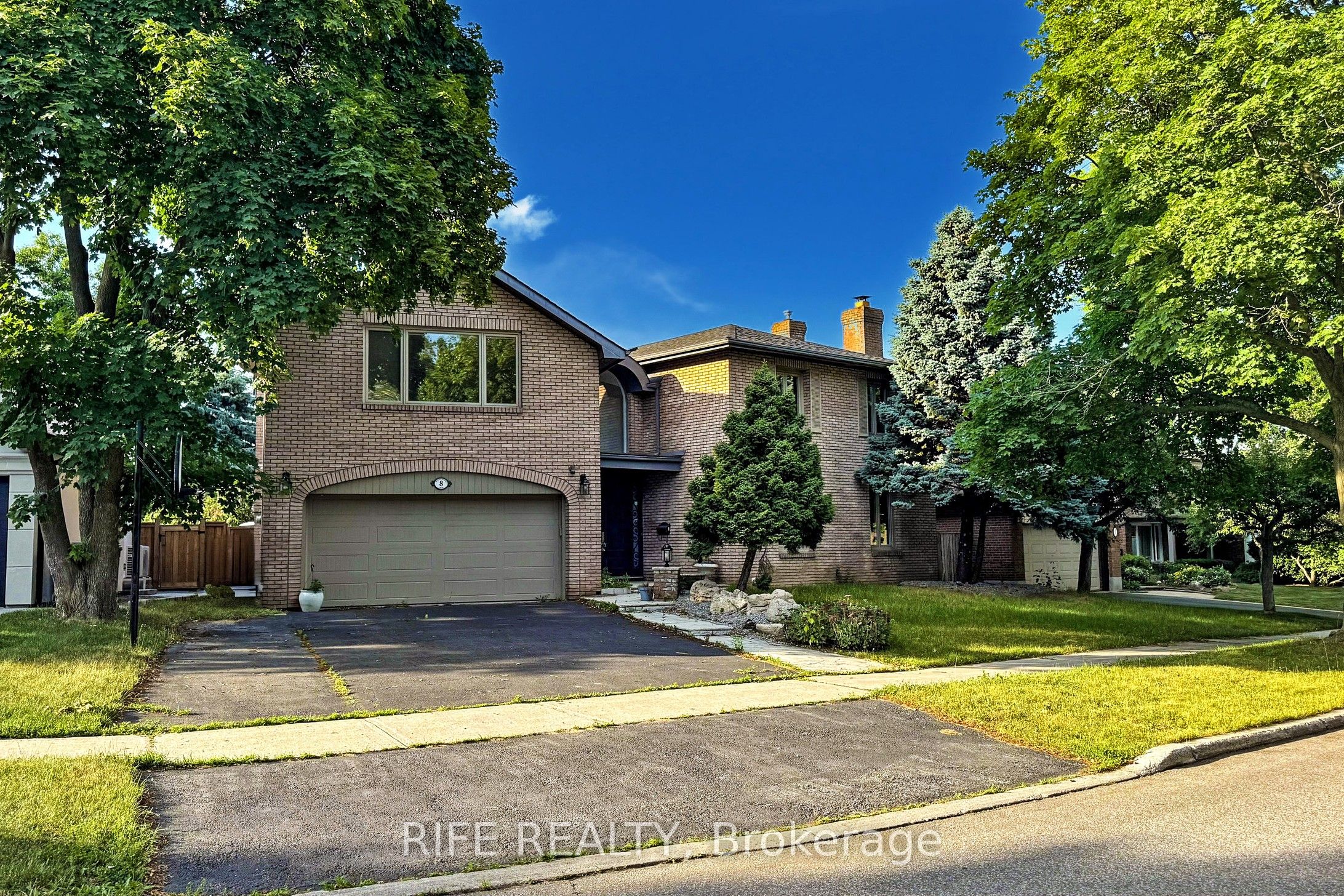 8 Elliotwood Court Property Photo 1