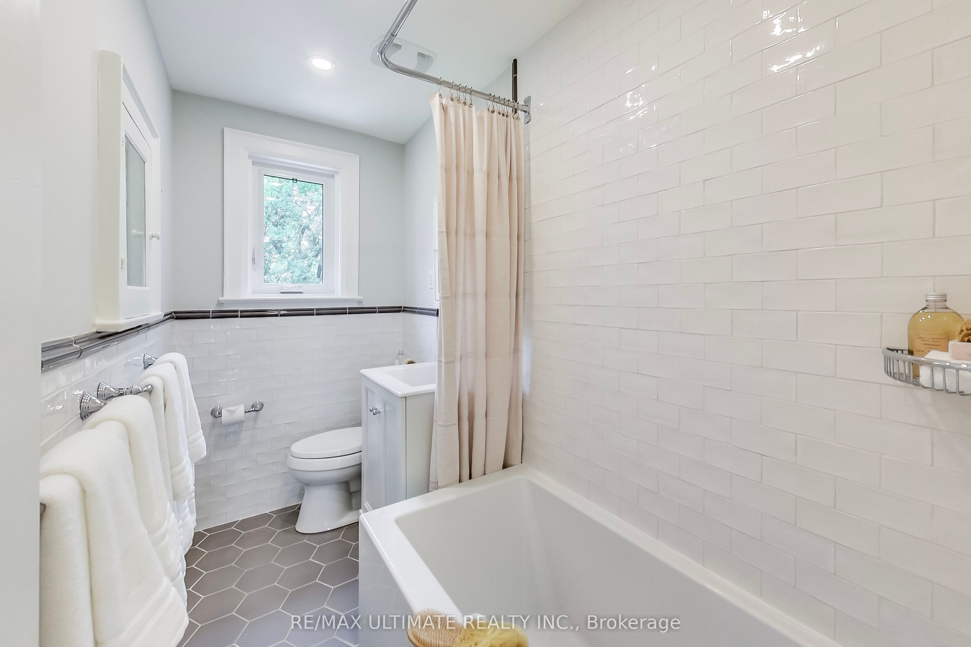 523 Soudan Avenue Property Photo 12