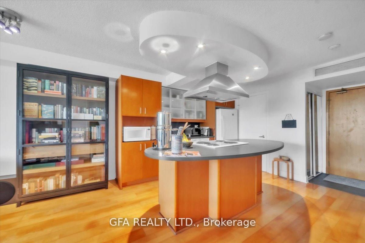 #318 - 550 Queens Quay Property Photo 4