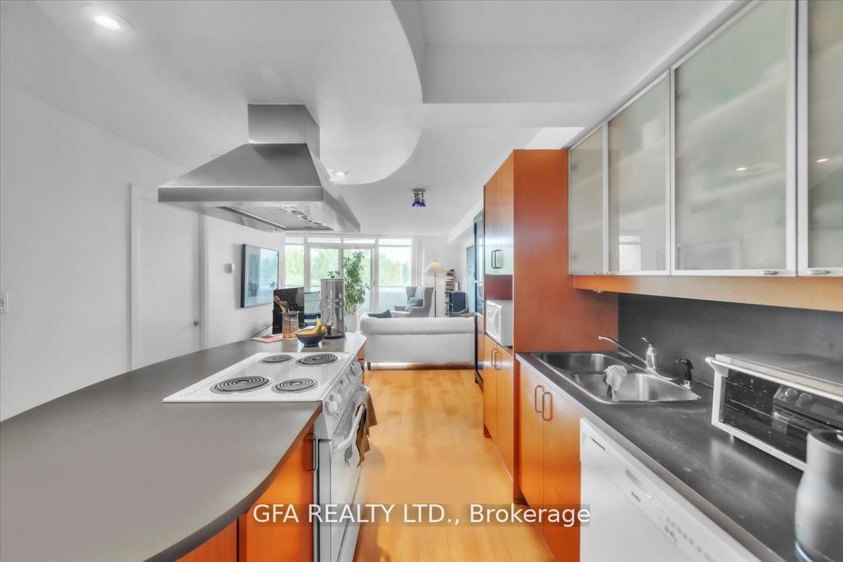 #318 - 550 Queens Quay Property Photo 5