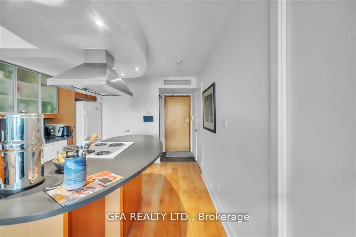 #318 - 550 Queens Quay Property Photo 6