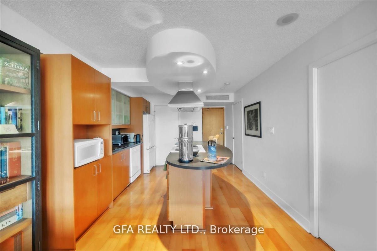 #318 - 550 Queens Quay Property Photo 8
