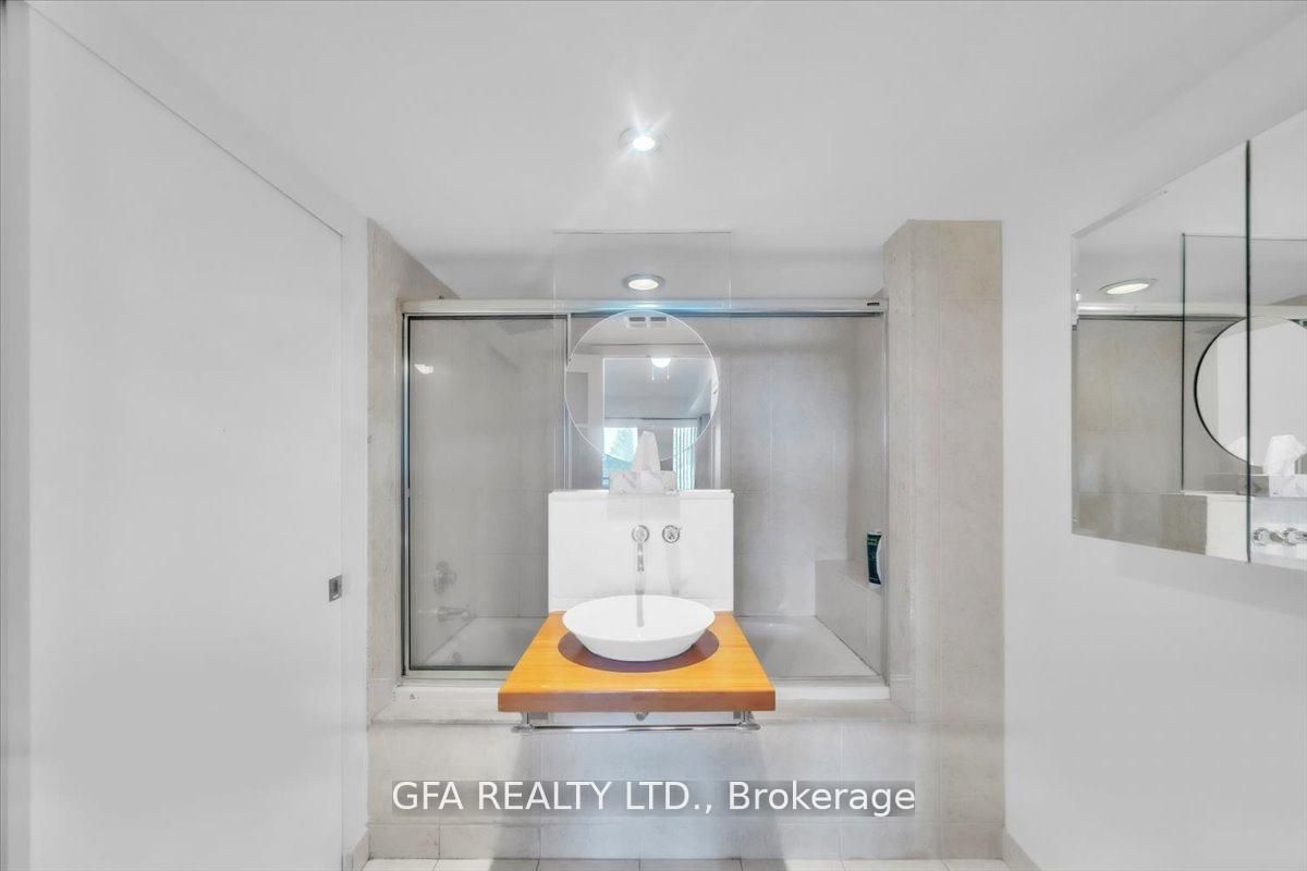#318 - 550 Queens Quay Property Photo 20