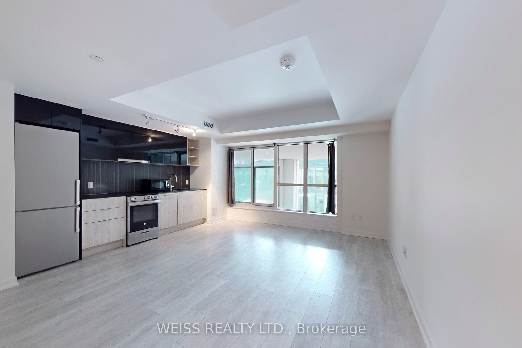 31 Tippett Road 221 Property Photo 10