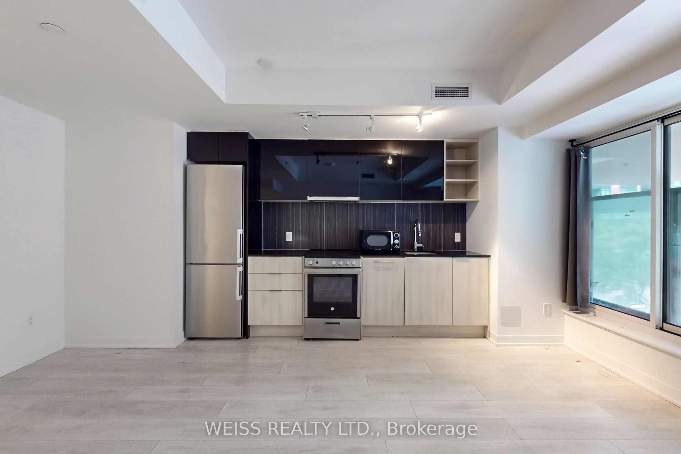 31 Tippett Road 221 Property Photo 12