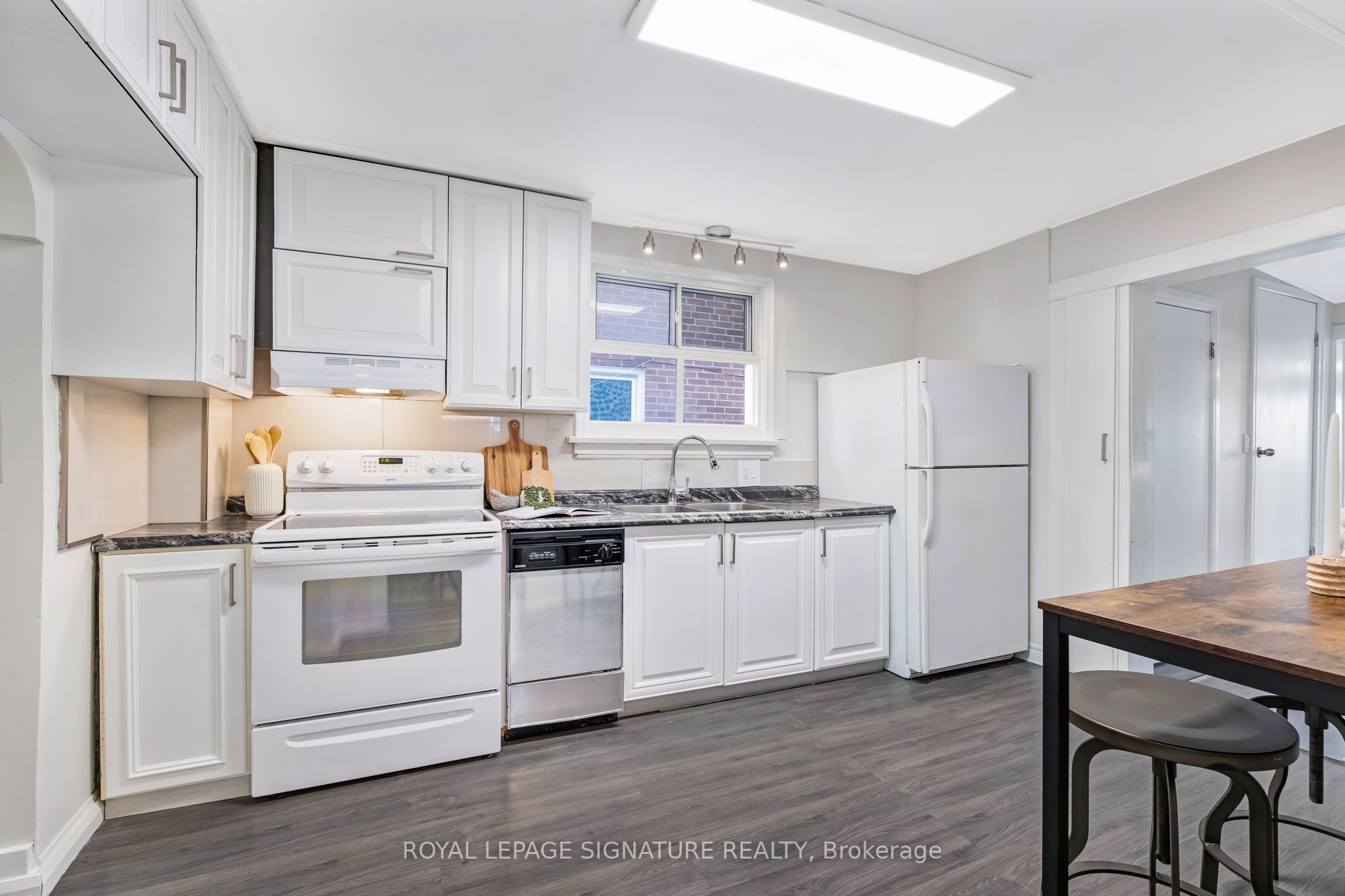 494 Northcliffe Boulevard Property Photo 7