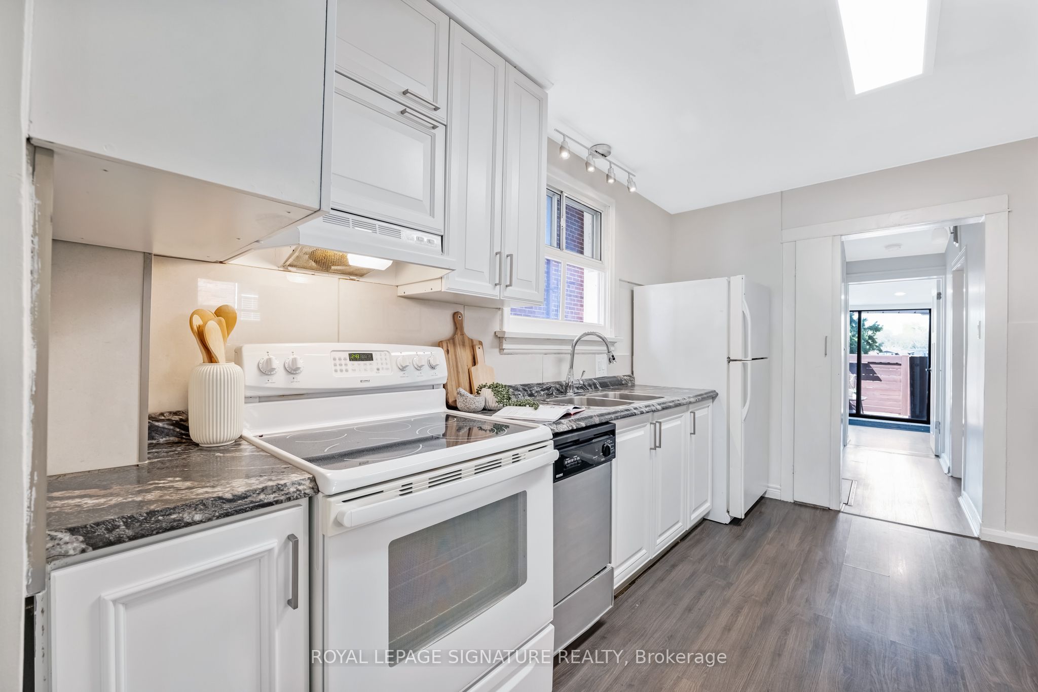 494 Northcliffe Boulevard Property Photo 9