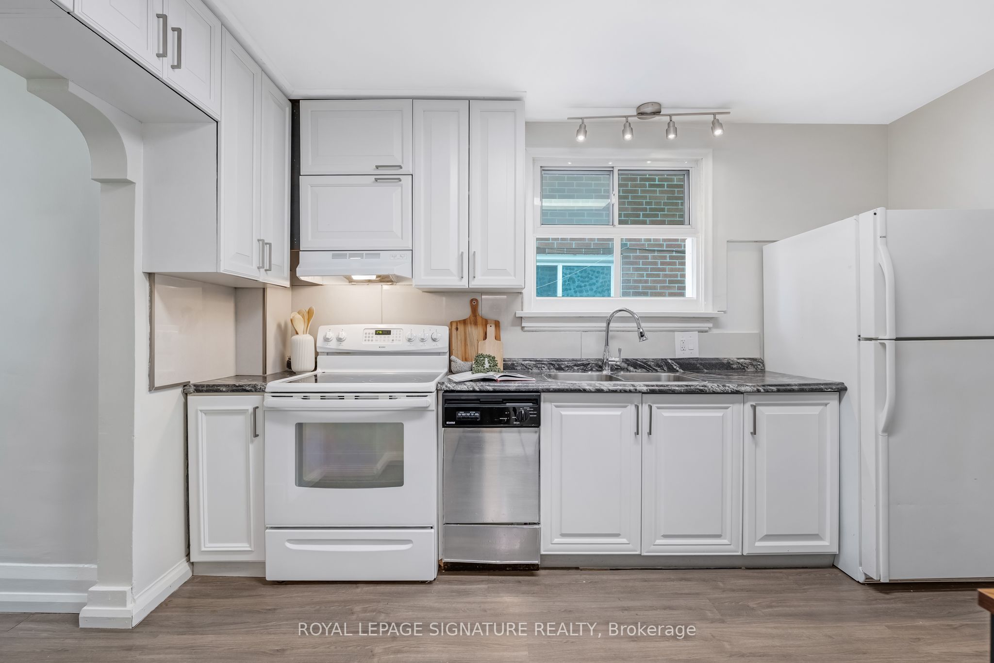 494 Northcliffe Boulevard Property Photo 10