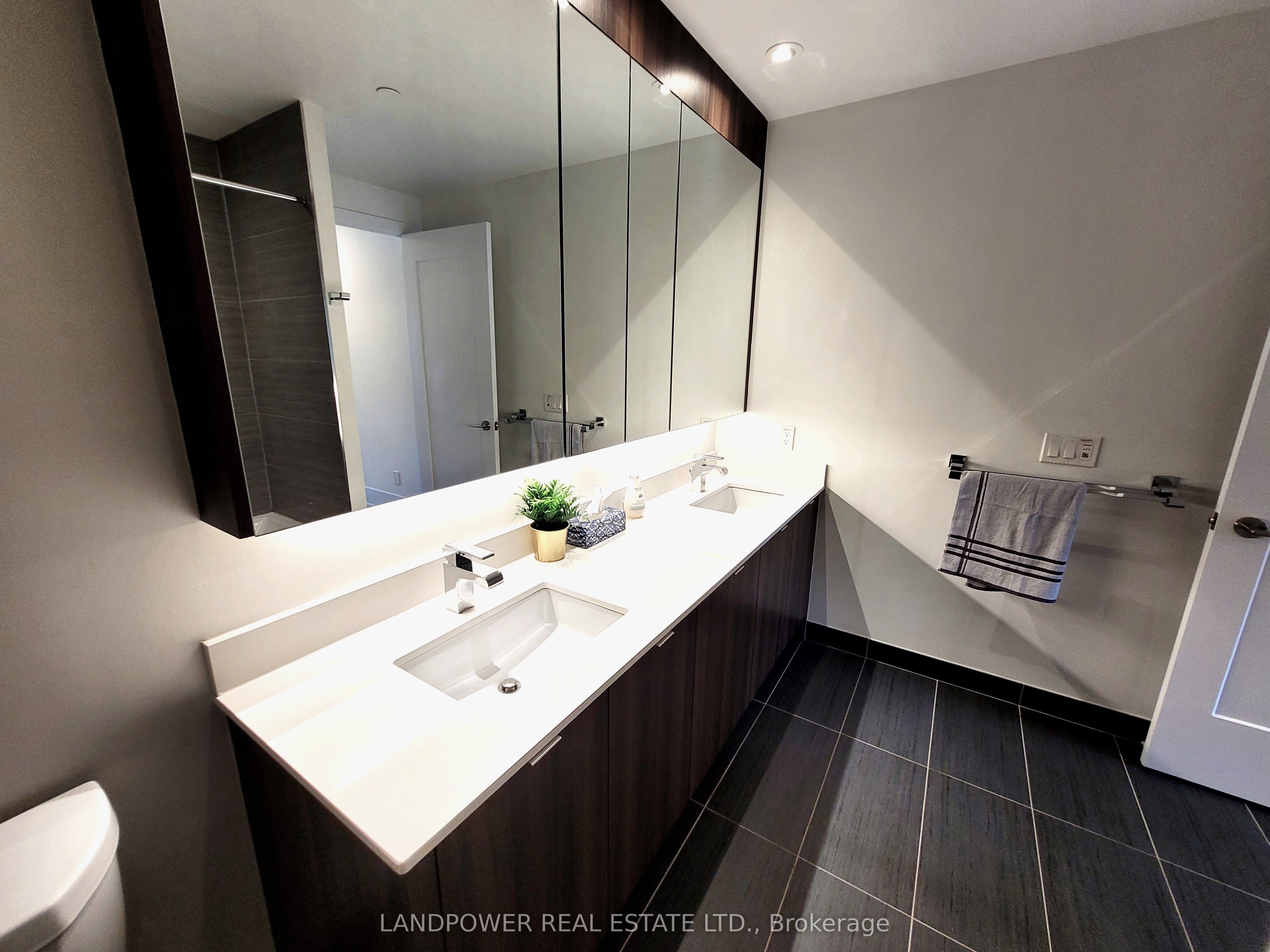#434 - 15 Merchants' Wharf Property Photo 38