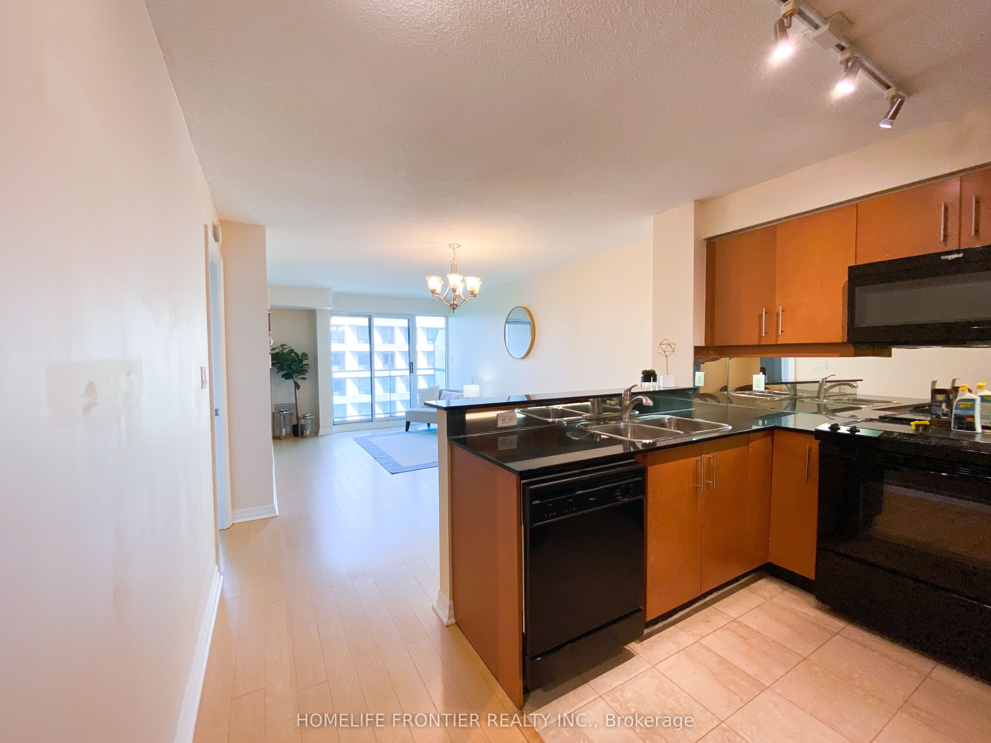 #903 - 300 Bloor Street Property Photo 5